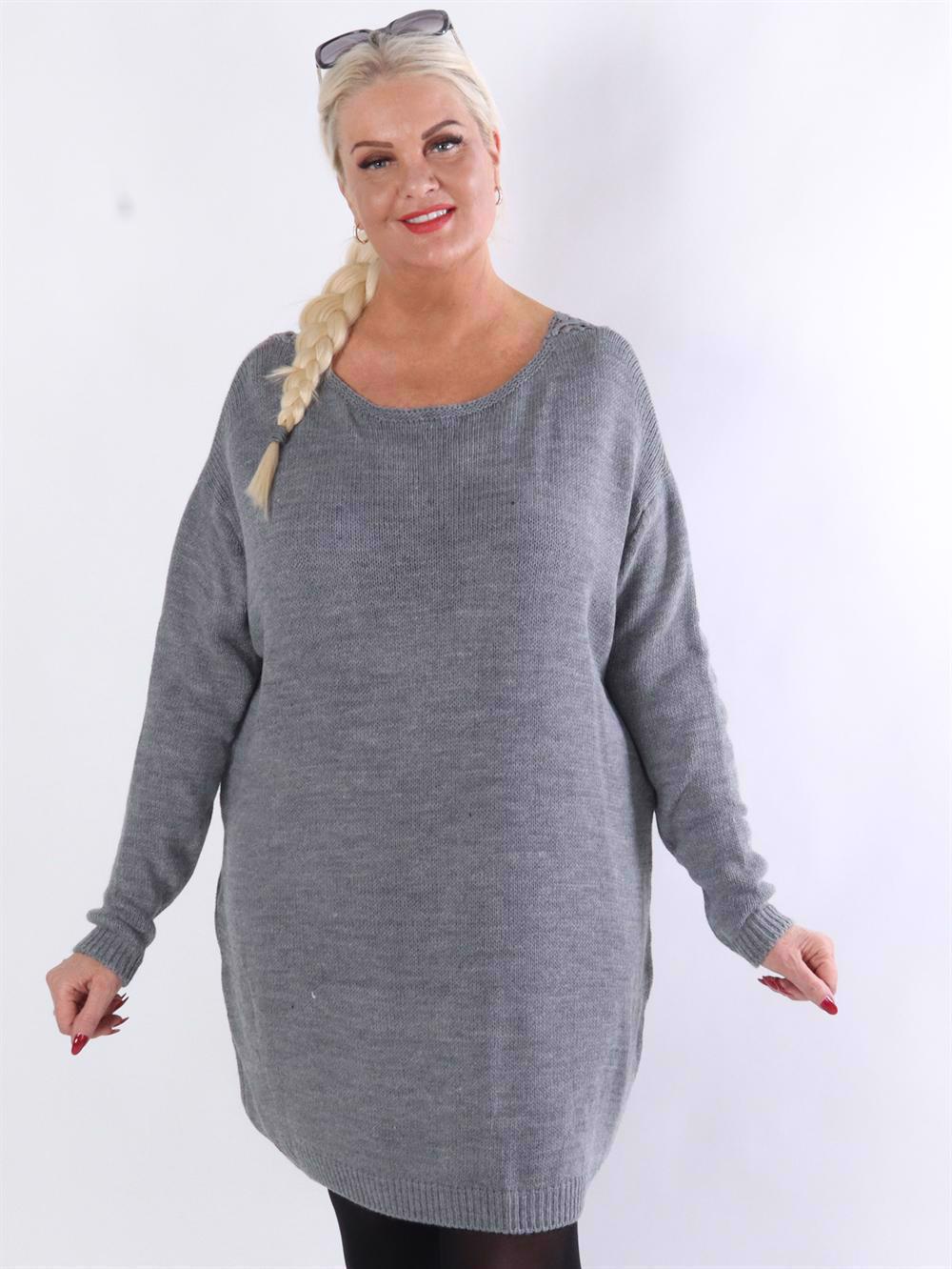 Ajla - Stickad klänning med öppen rygg med broderier