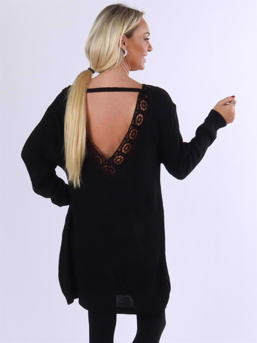 Ajla - Stickad klänning med öppen rygg med broderier