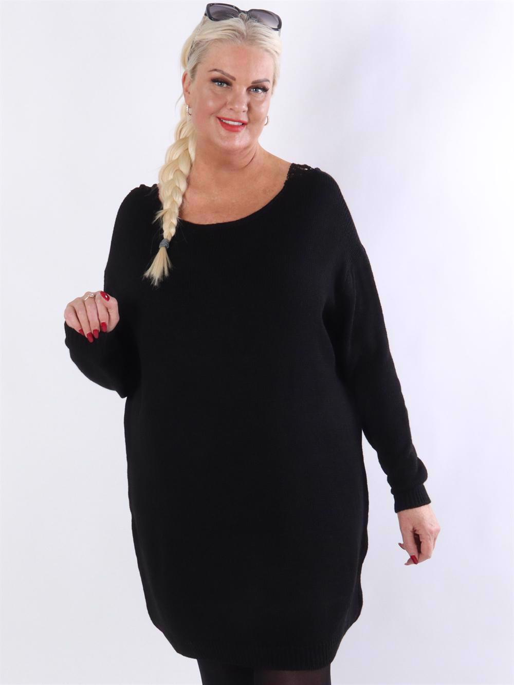 Ajla - Stickad klänning med öppen rygg med broderier