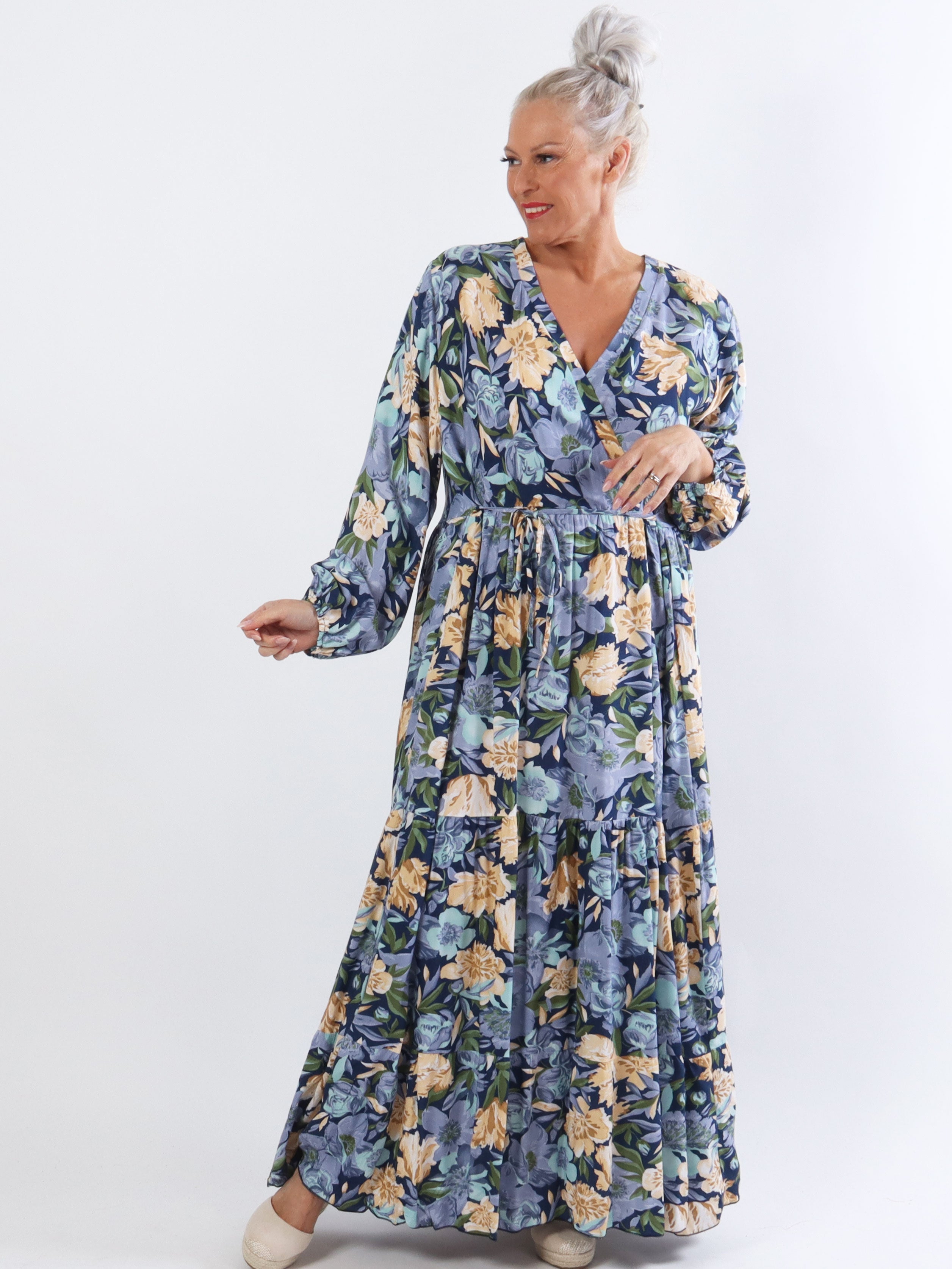 Alasca - Lång plus size klänning i blommigt tyg med band - Navy