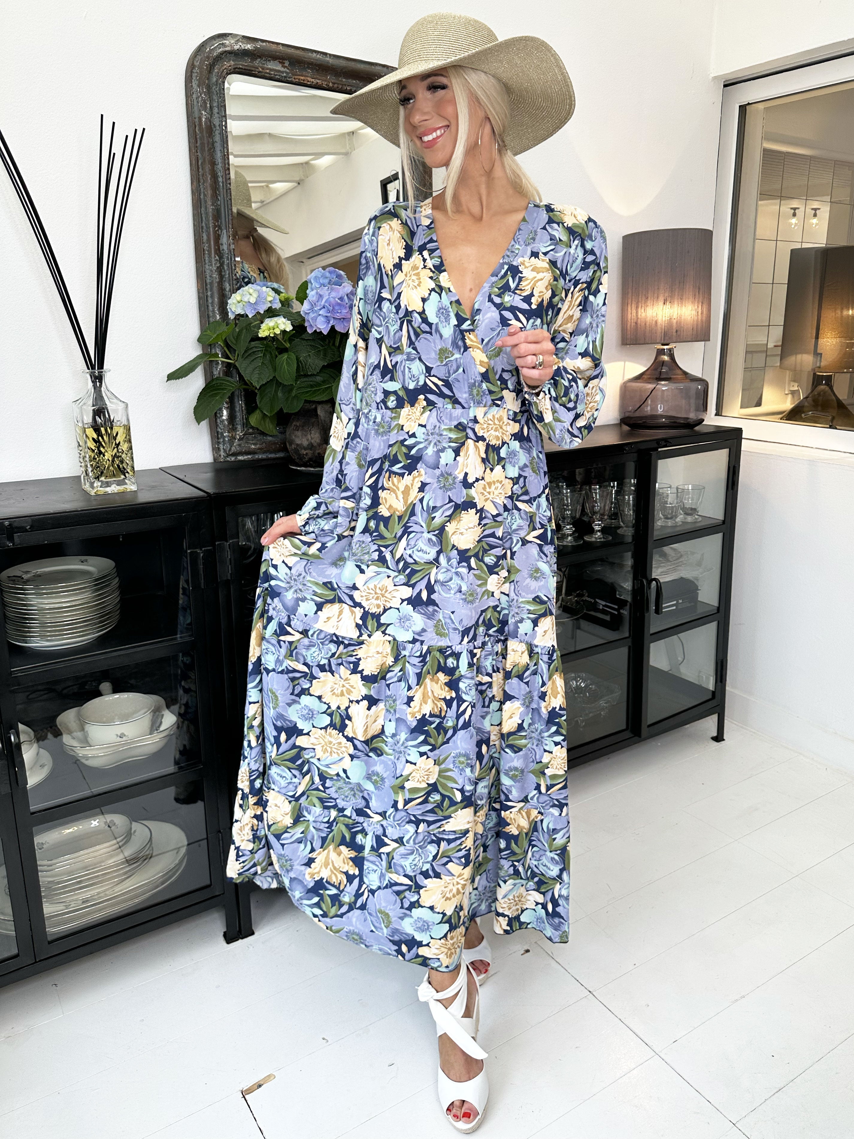 Alasca - Lång blommig klänning med band - Navy