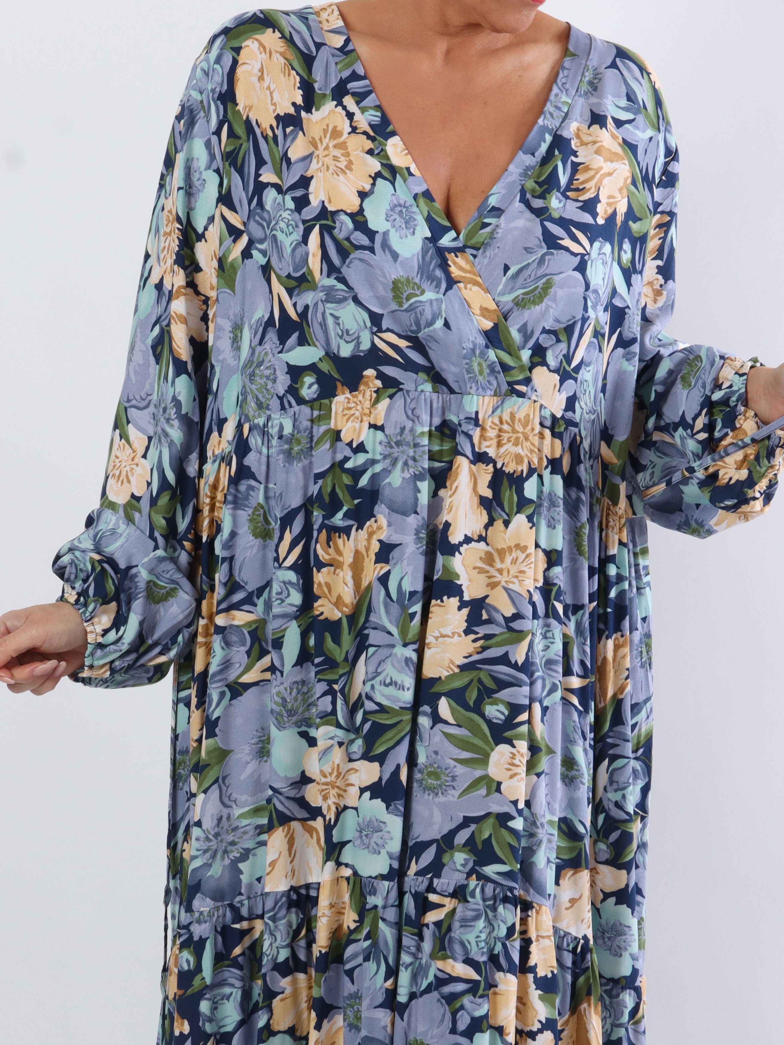 Alasca - Lång plus size klänning i blommigt tyg med band - Black