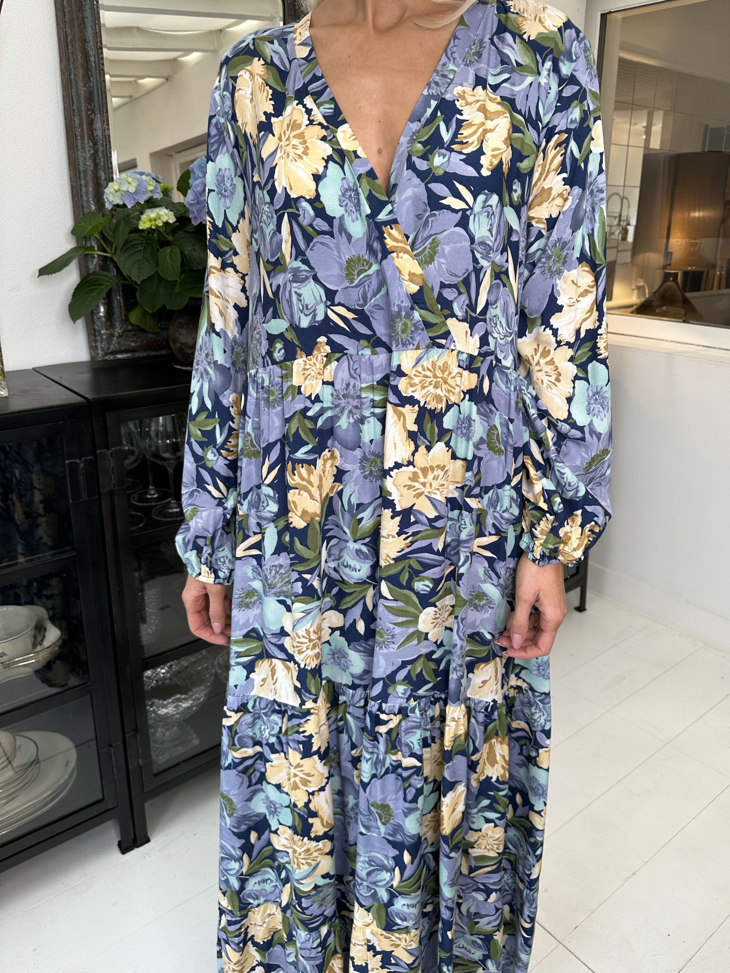 Alasca - Lång blommig klänning med band - Black