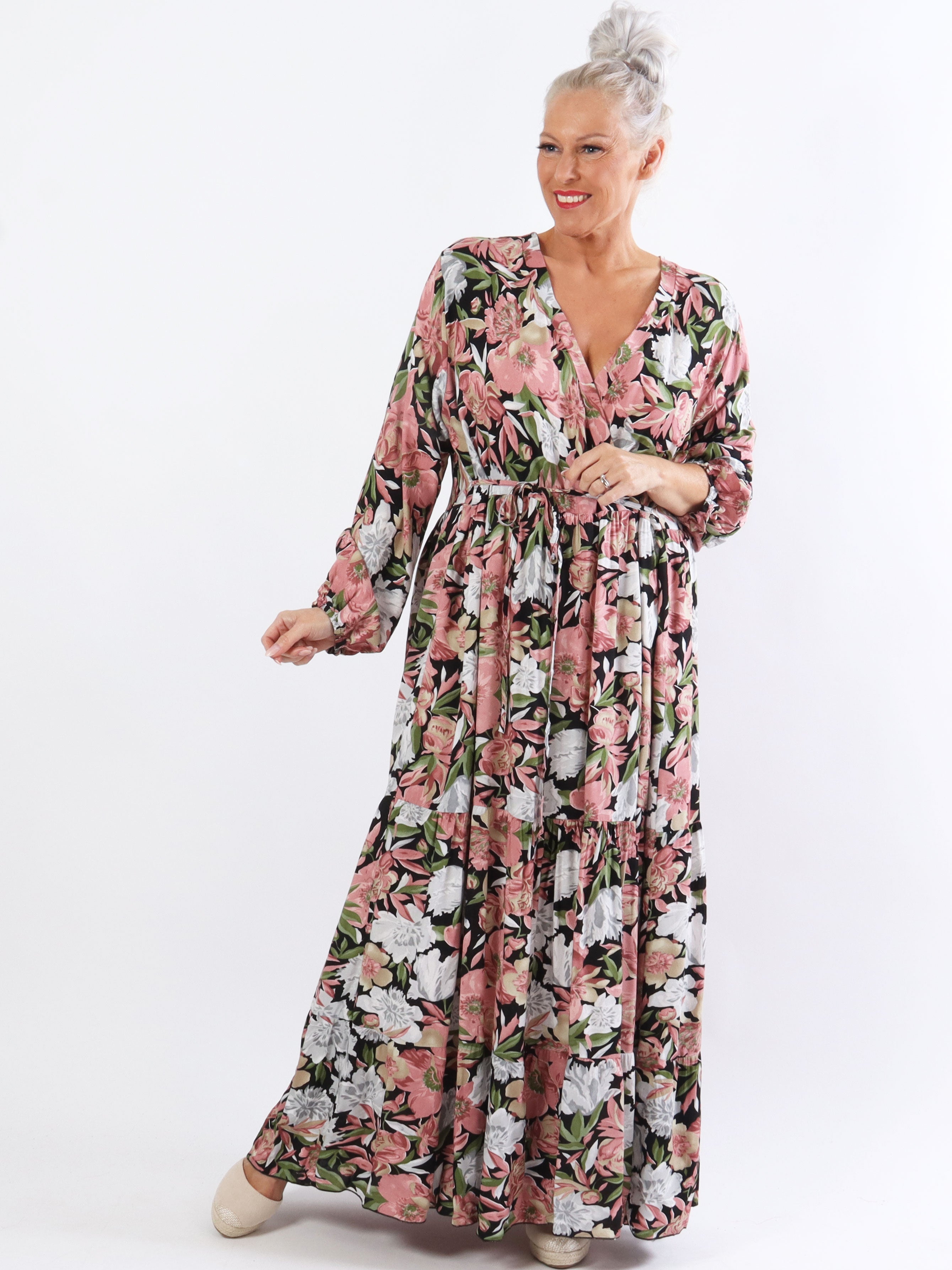 Alasca - Lång plus size klänning i blommigt tyg med band