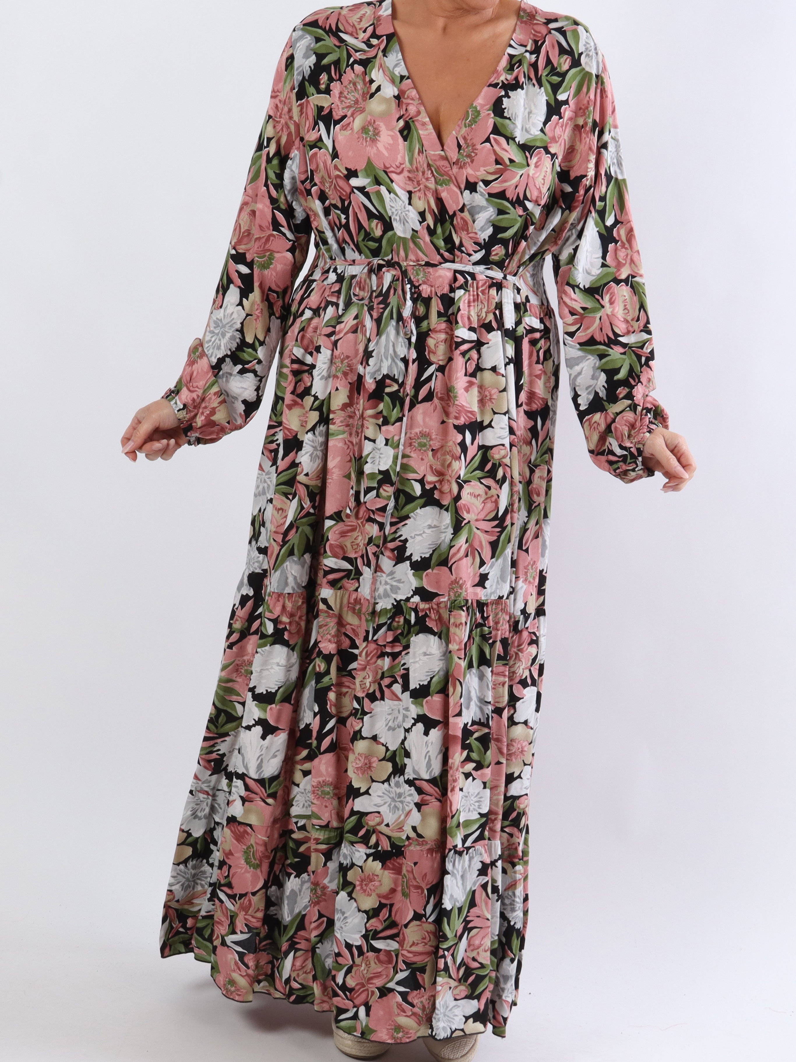 Alasca - Lång plus size klänning i blommigt tyg med band