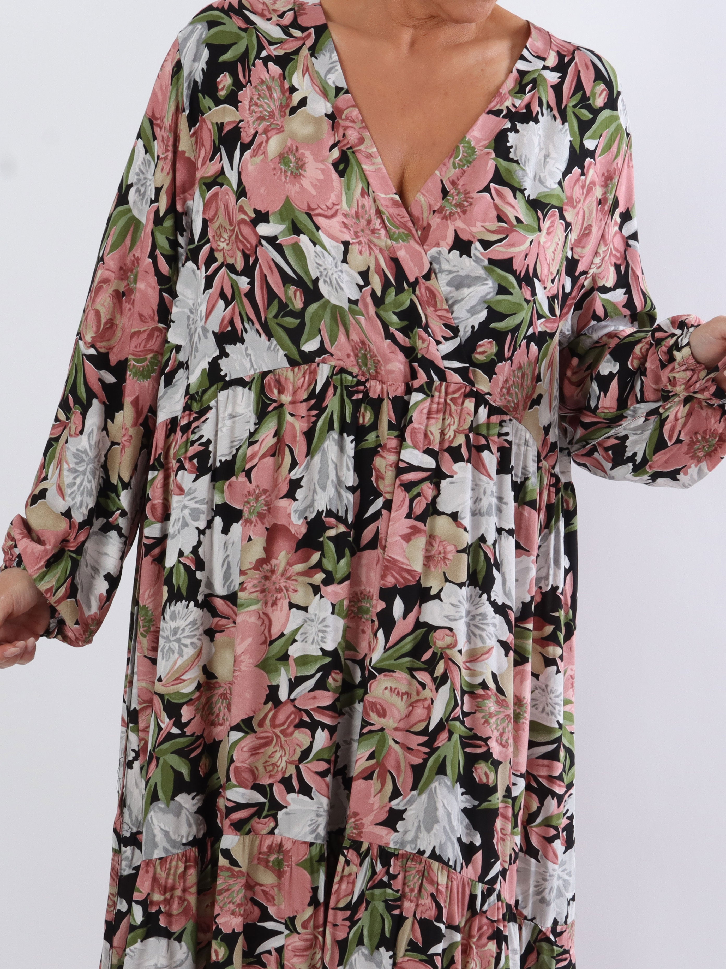 Alasca - Lång plus size klänning i blommigt tyg med band