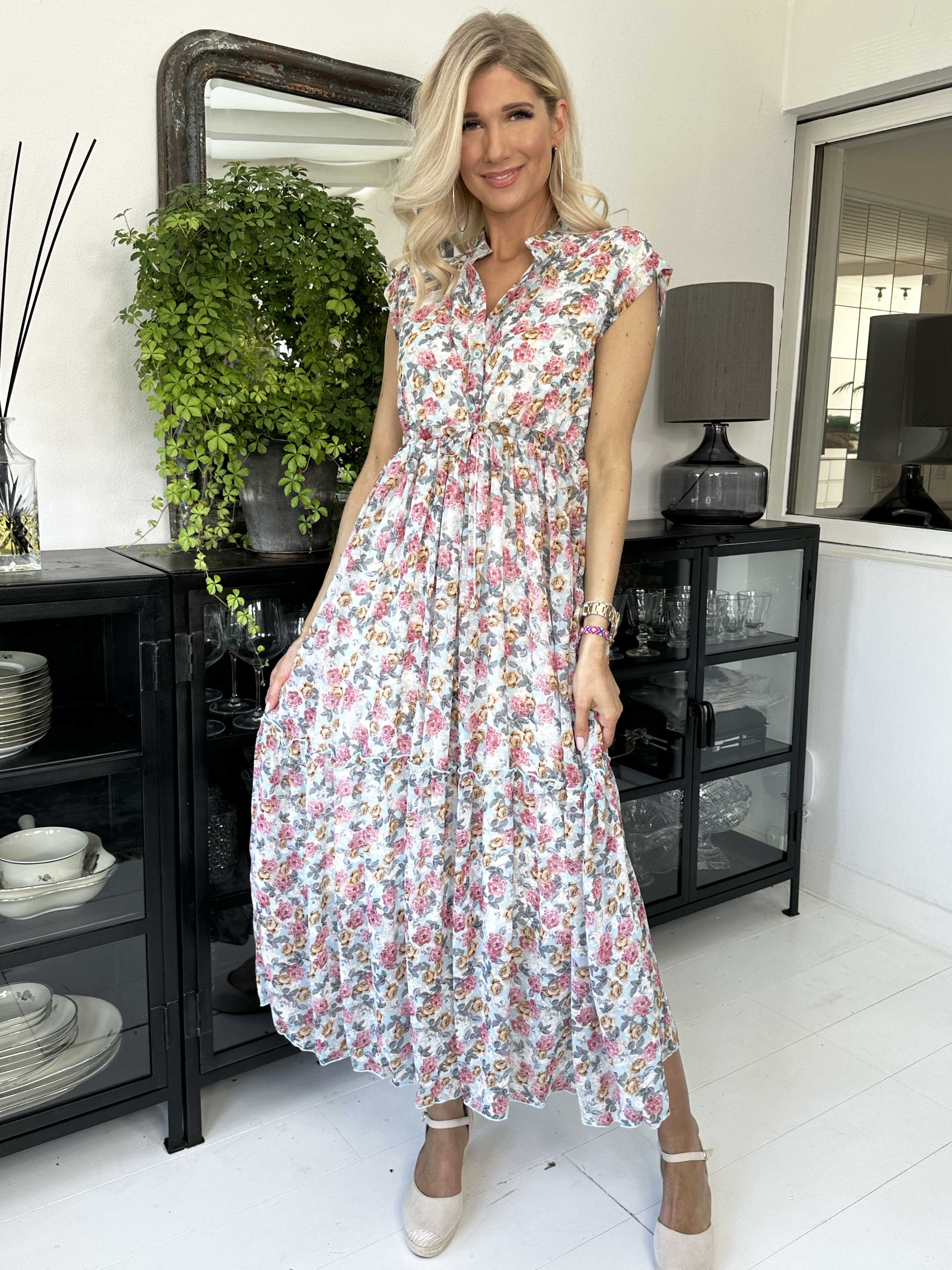 Alberte - Söt sommarklänning i chiffong med blommönster