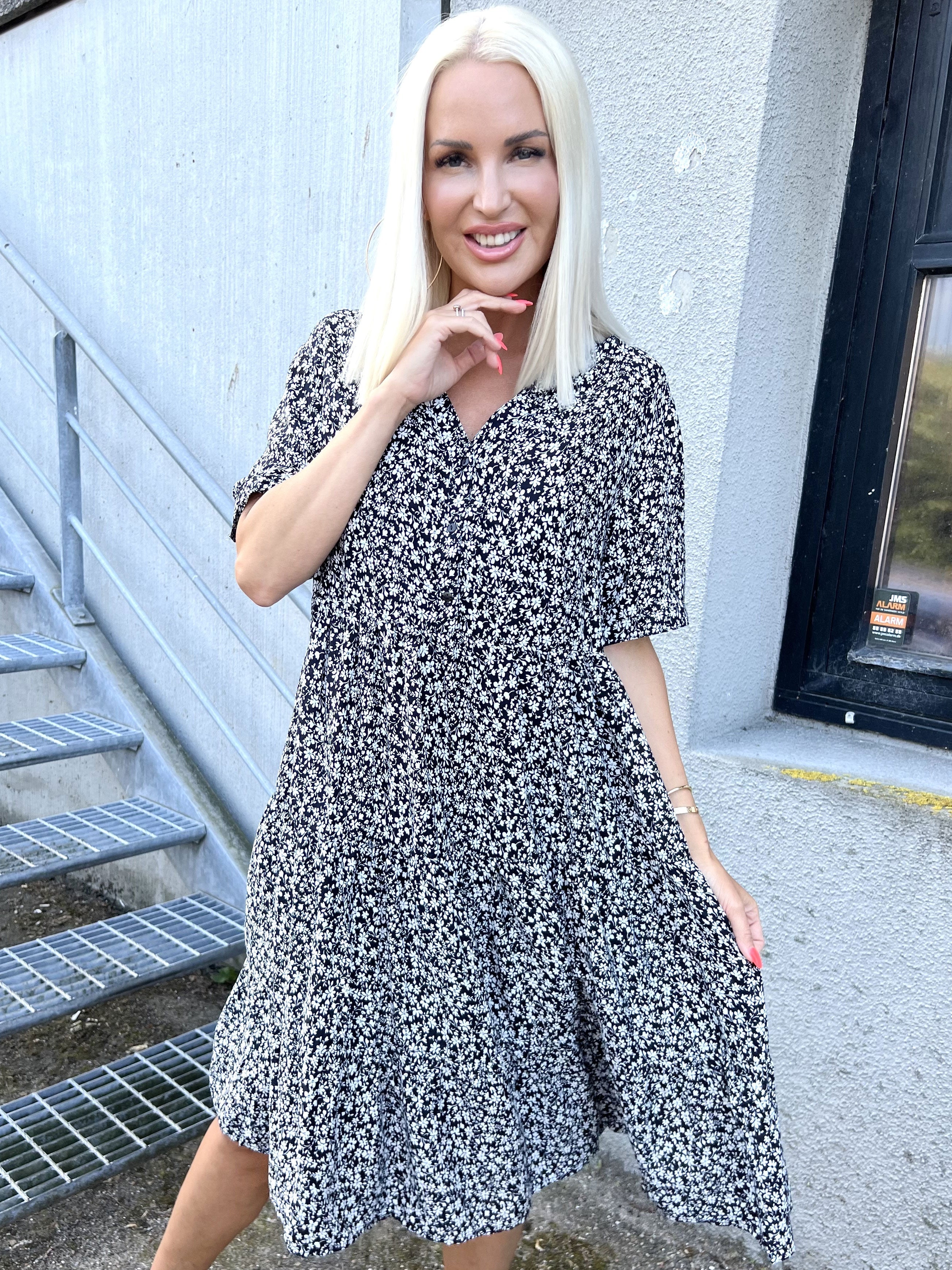 Albie - Svart klänning med vitt blommönster