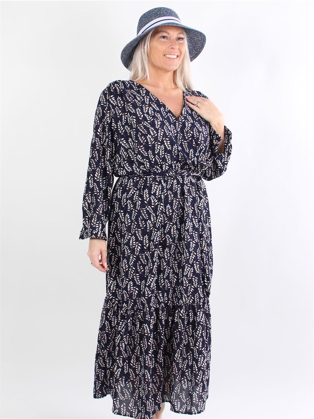 Alejandra - Marinblå mönstrad klänning med elastisk midja och knytband