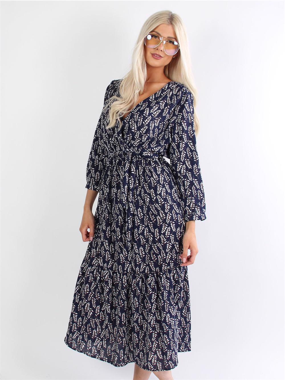 Alejandra - Marinblå mönstrad klänning med elastisk midja och knytband