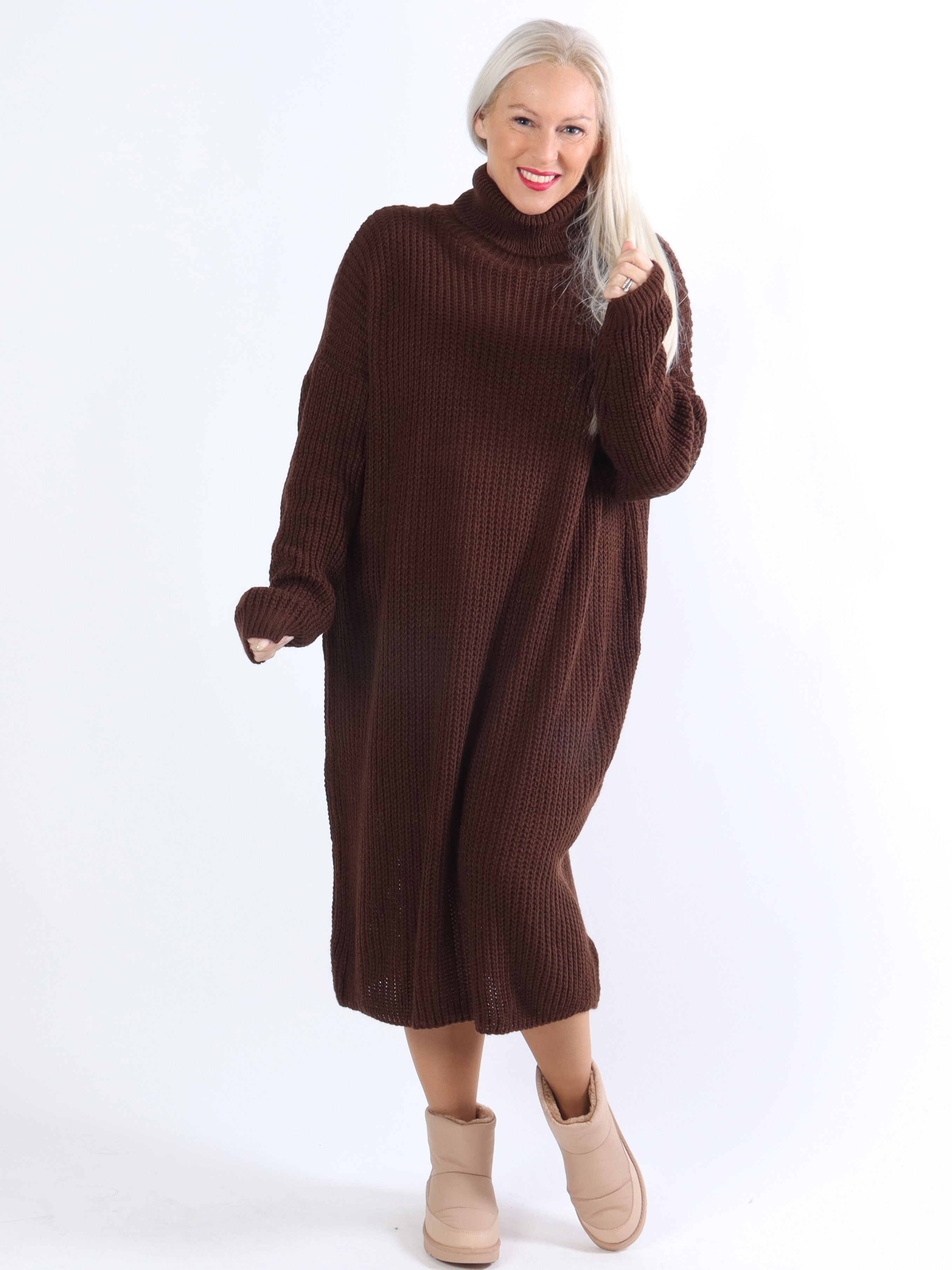 Alice - Plus size stickad klänning med rullhals - Brown