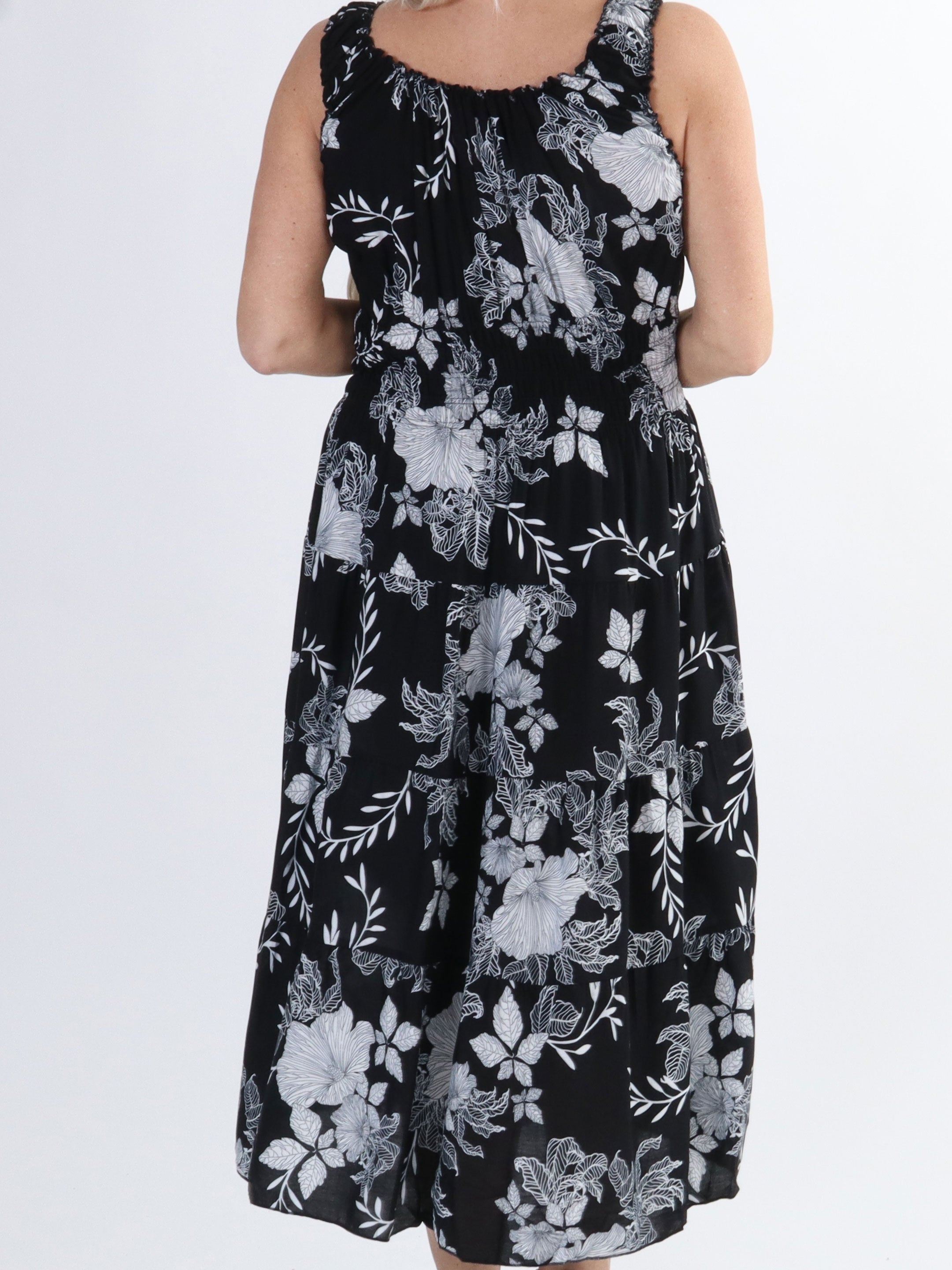 Alicia flower short - Lång plus size klänning med smock och blommigt tryck - Black