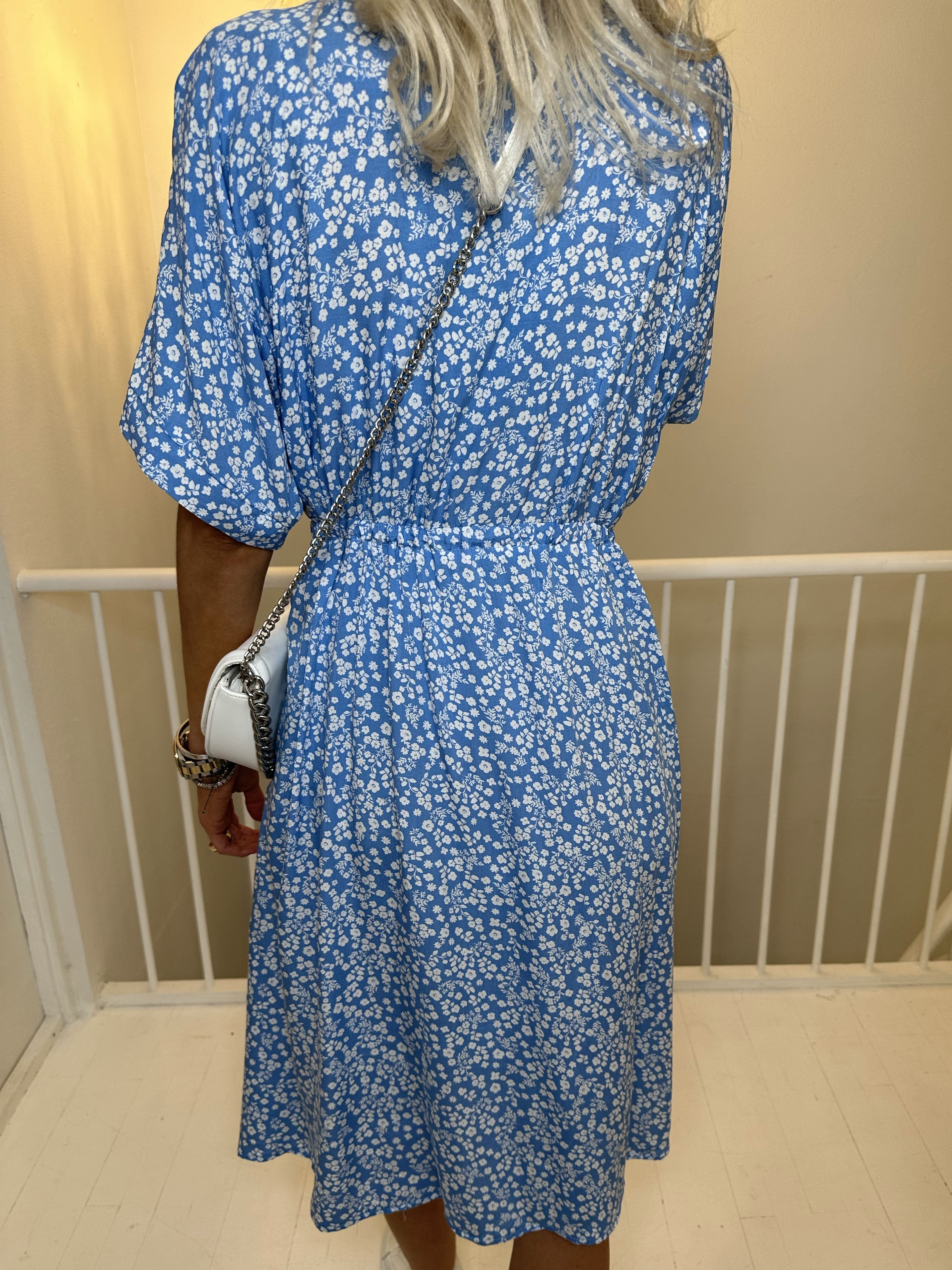 Alicia - Söt viskosklänning med litet blommönster