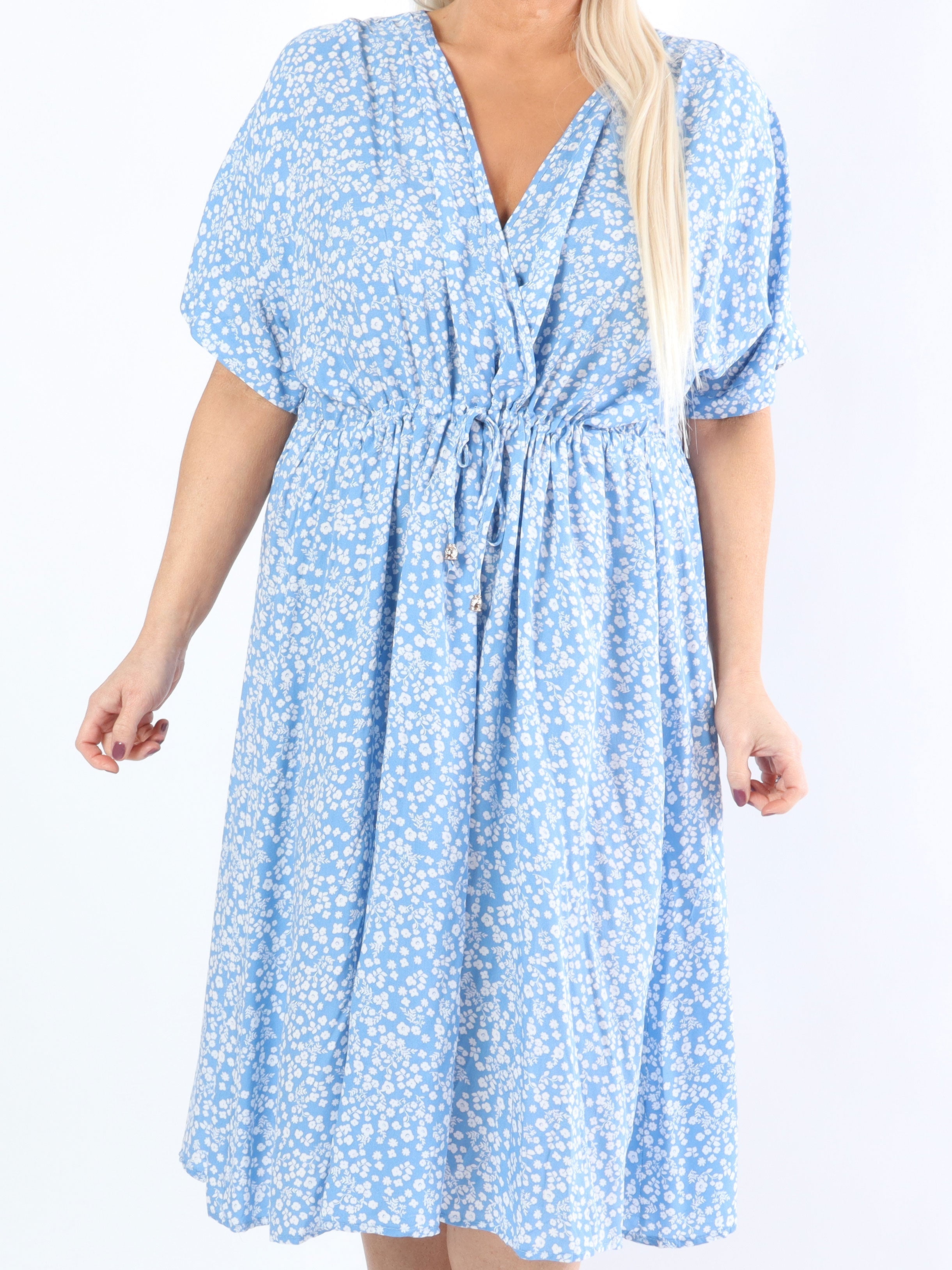 Alicia - Söt klänning i plus size med litet blommigt tryck