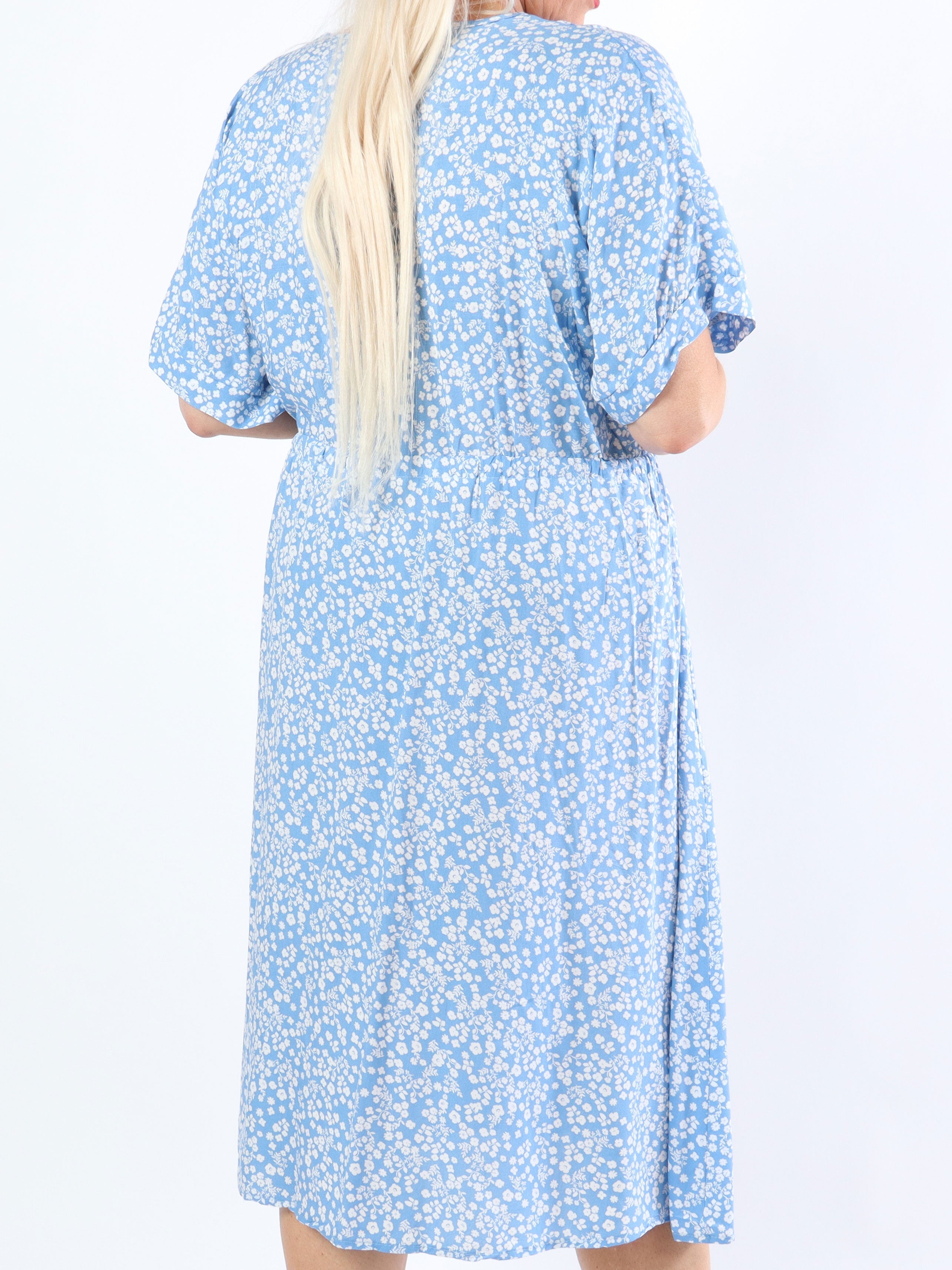 Alicia - Söt klänning i plus size med litet blommigt tryck