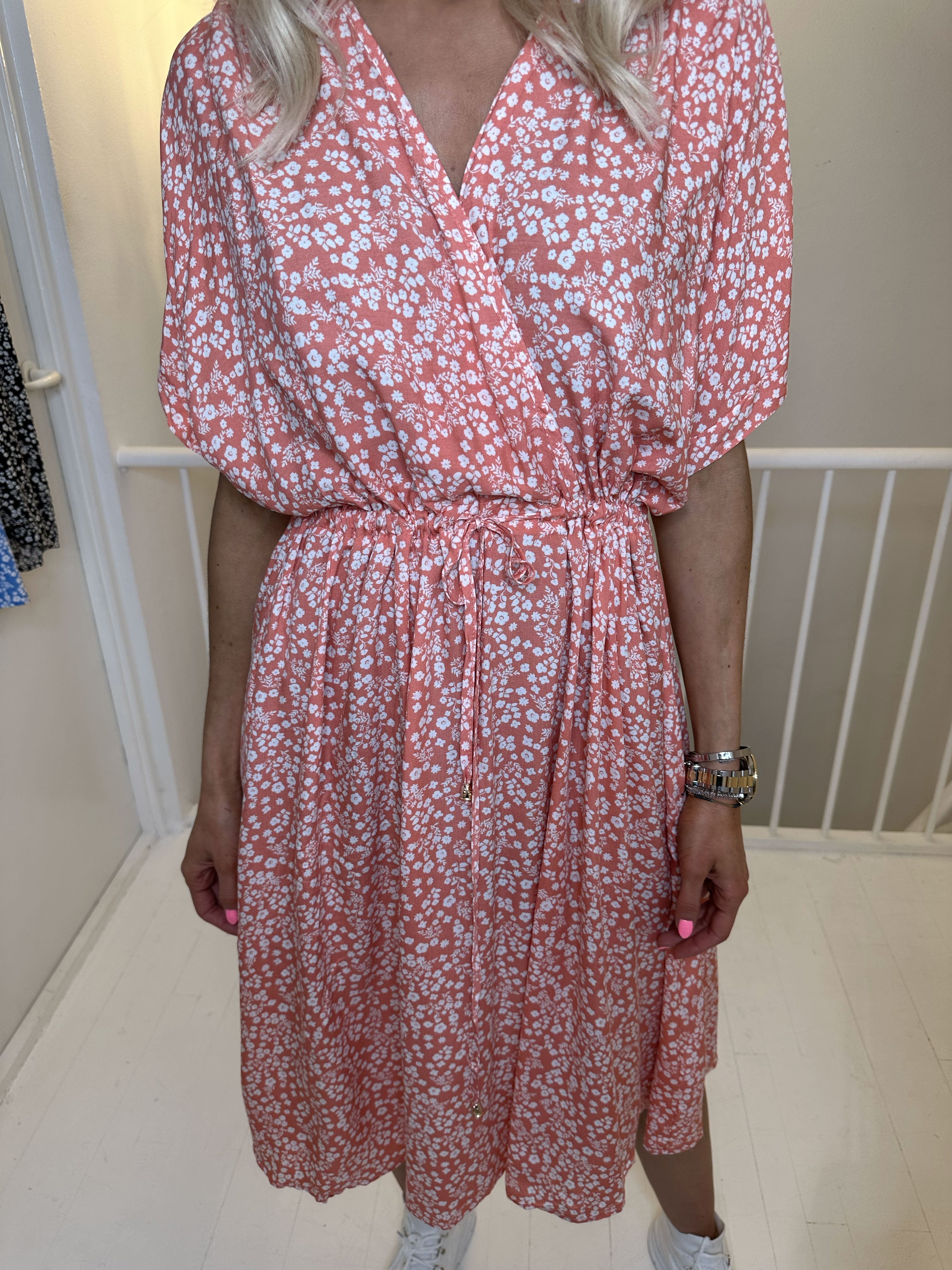 Alicia - Söt viskosklänning med litet blommönster