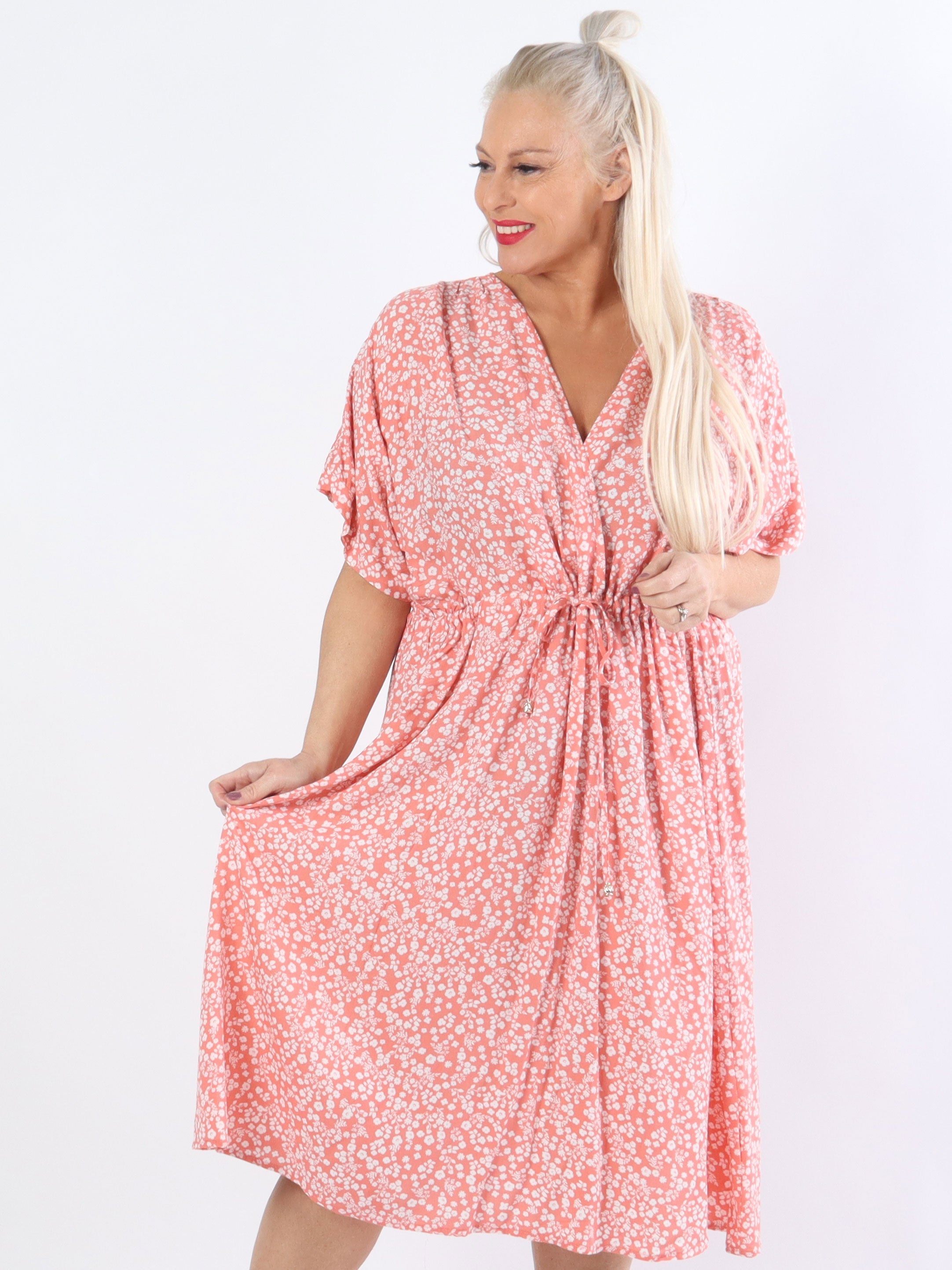 Alicia - Söt klänning i plus size med litet blommigt tryck