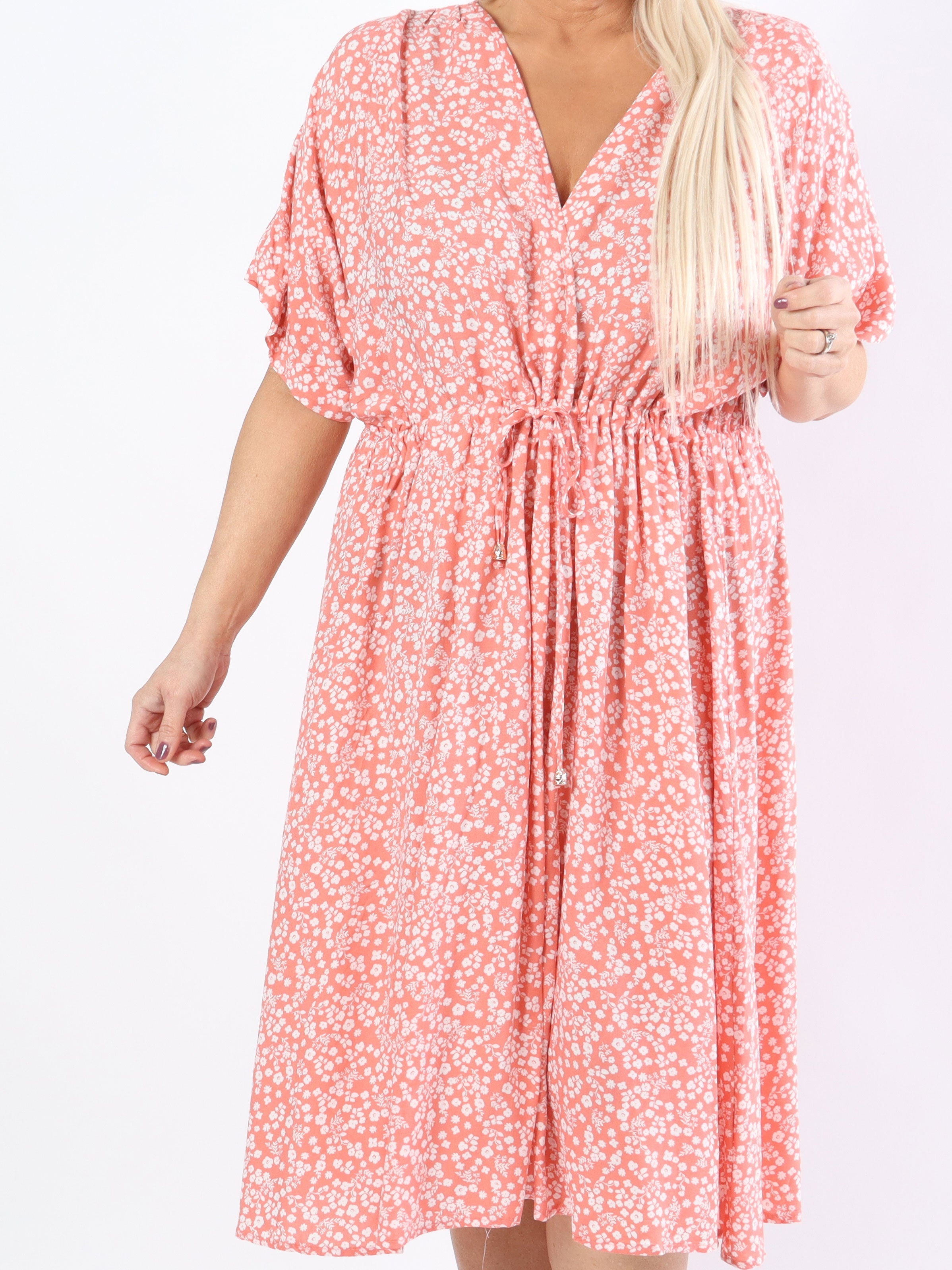 Alicia - Söt klänning i plus size med litet blommigt tryck