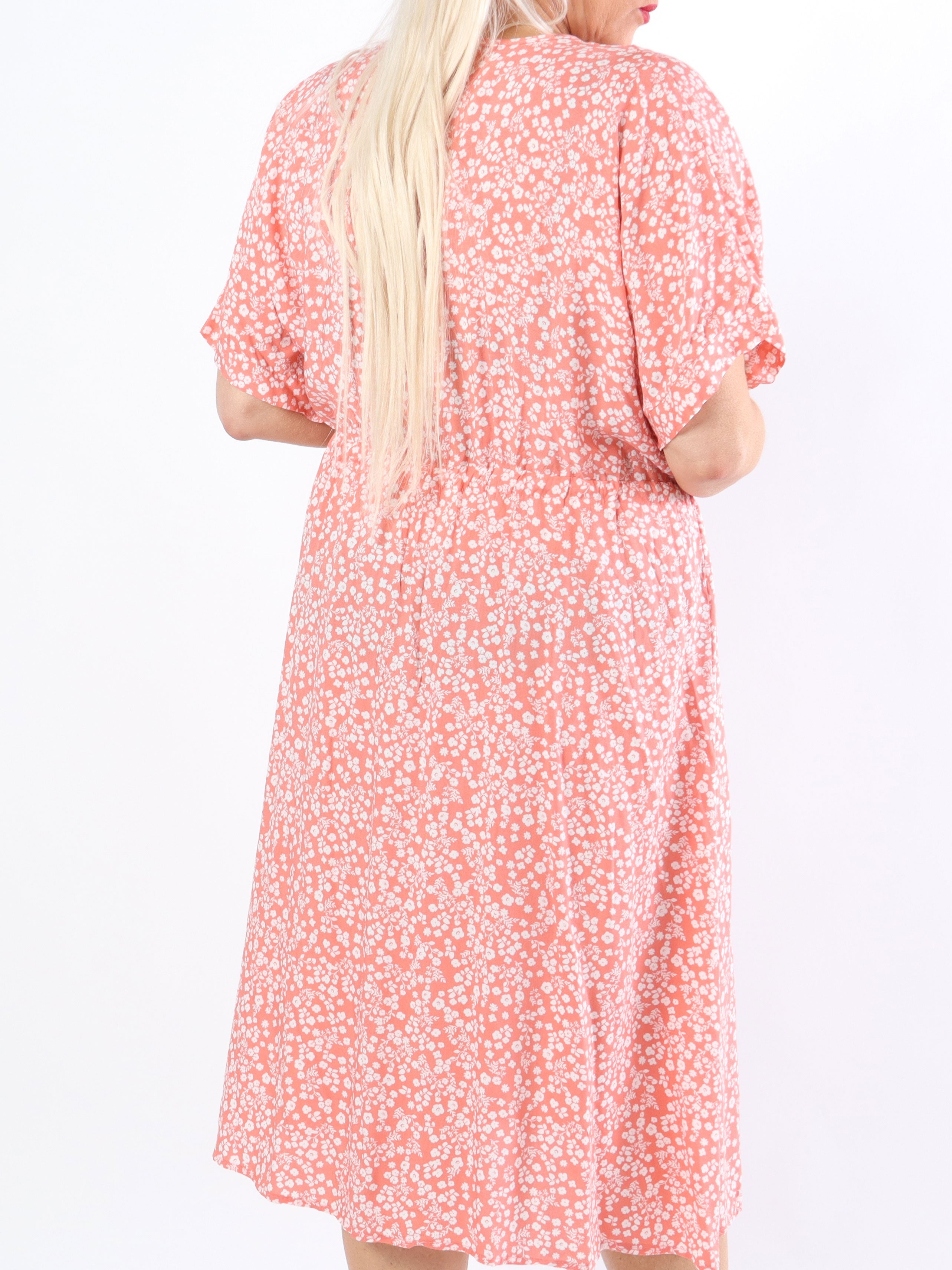 Alicia - Söt klänning i plus size med litet blommigt tryck