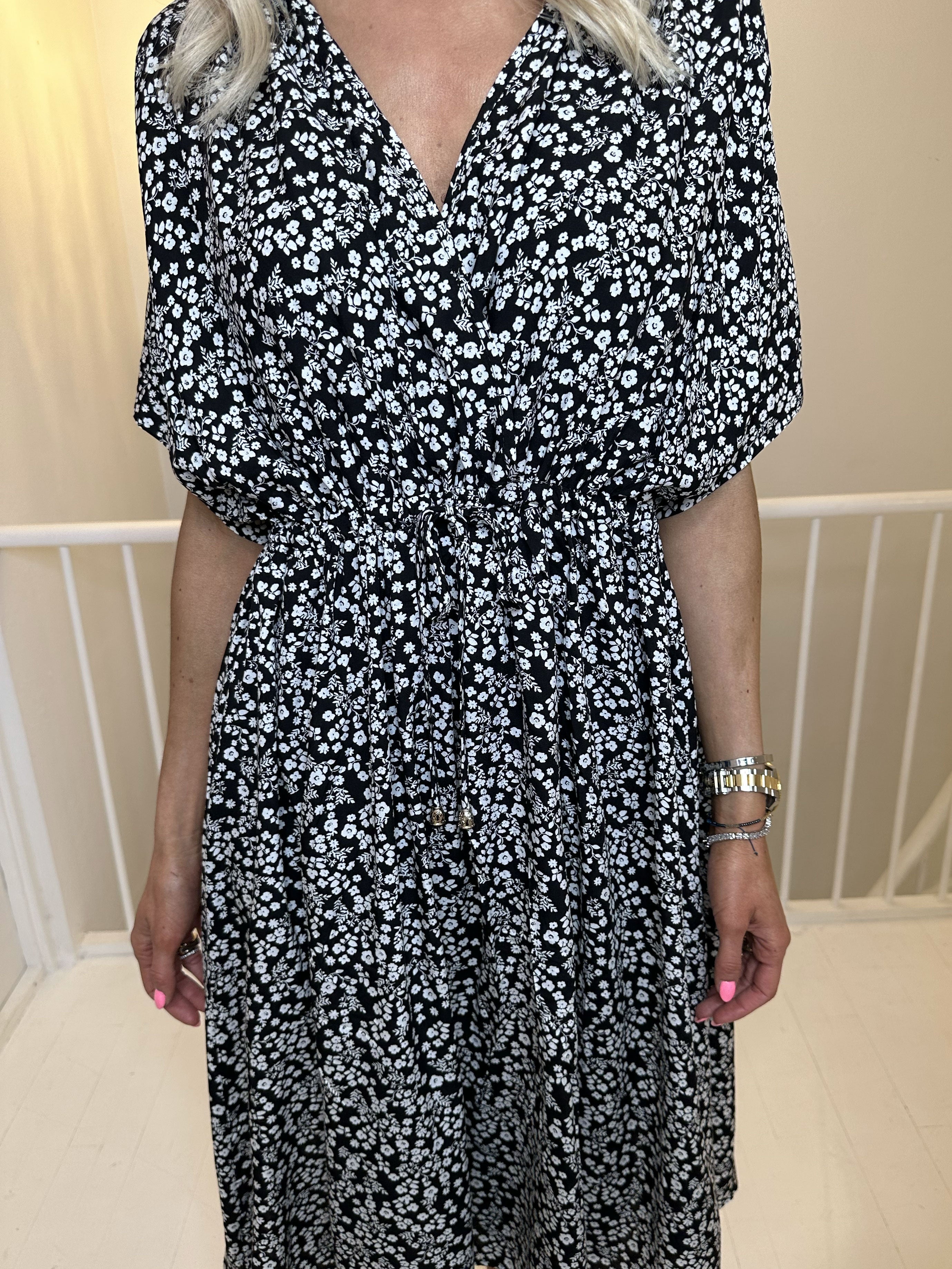 Alicia - Söt viskosklänning med litet blommönster