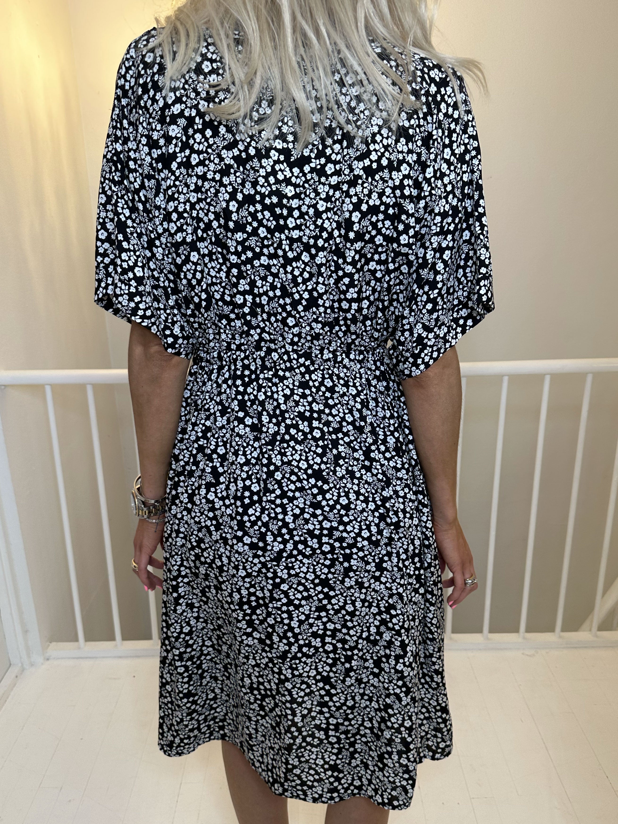 Alicia - Söt viskosklänning med litet blommönster