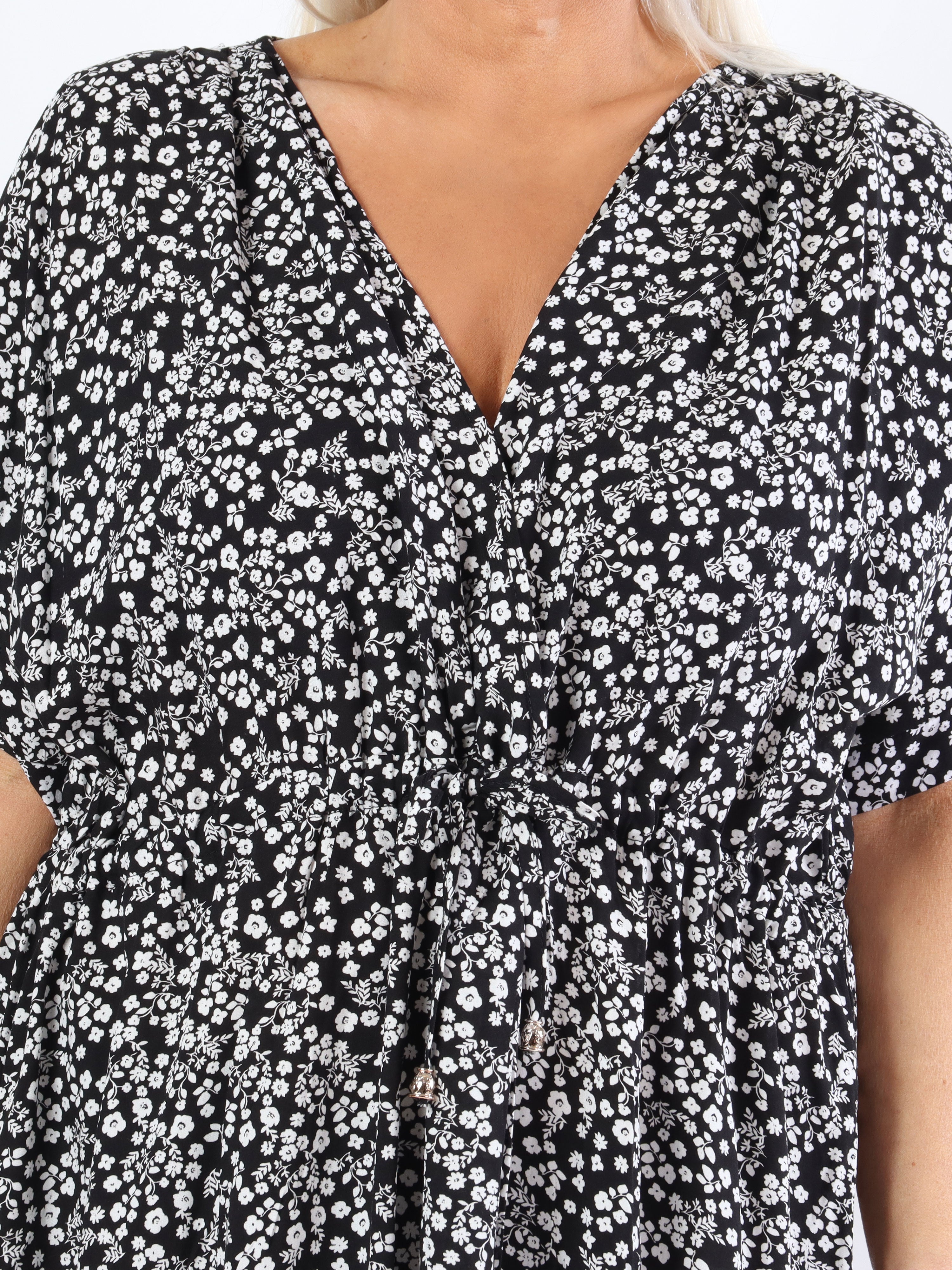 Alicia - Söt klänning i plus size med litet blommigt tryck