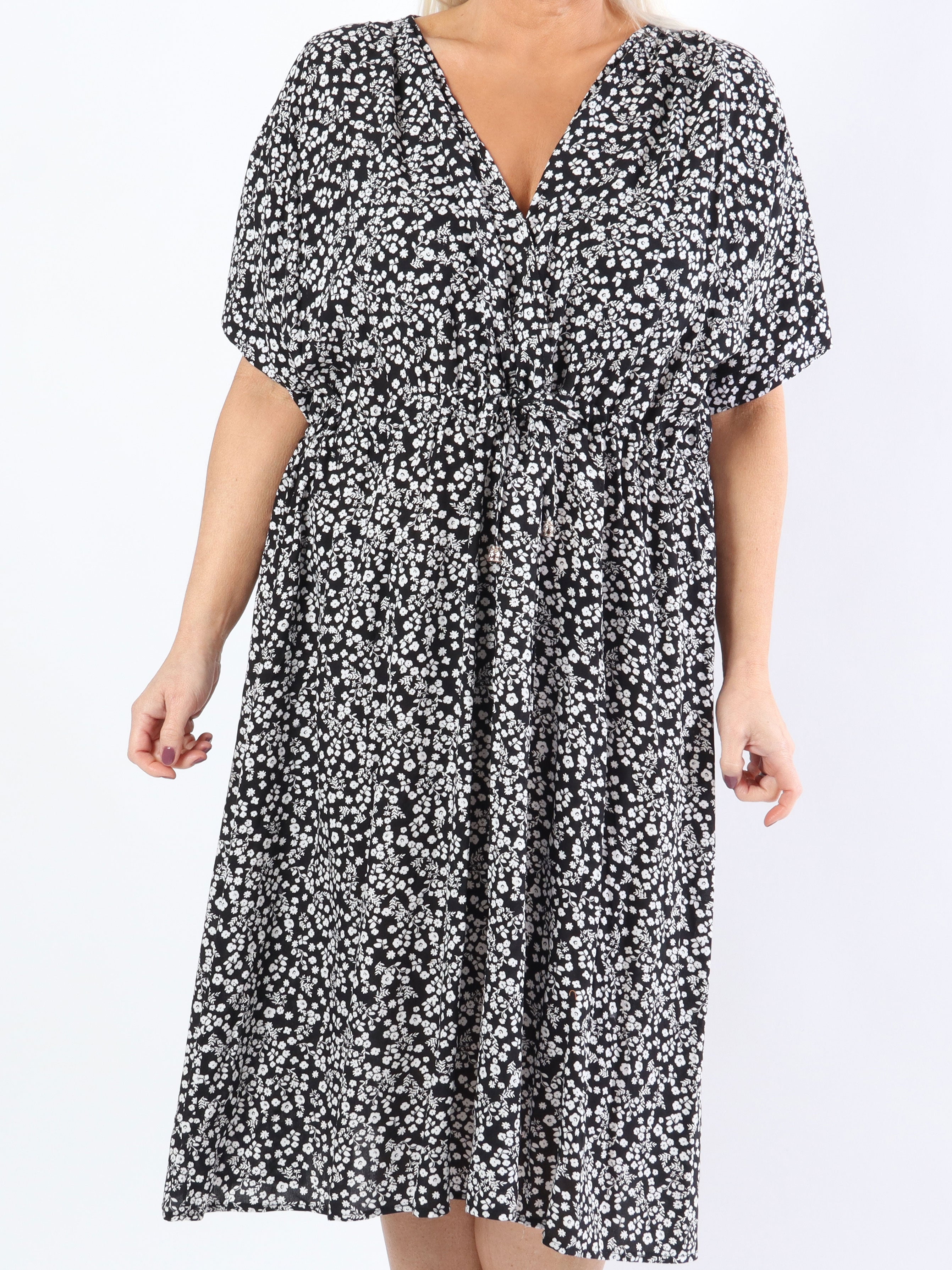 Alicia - Söt klänning i plus size med litet blommigt tryck