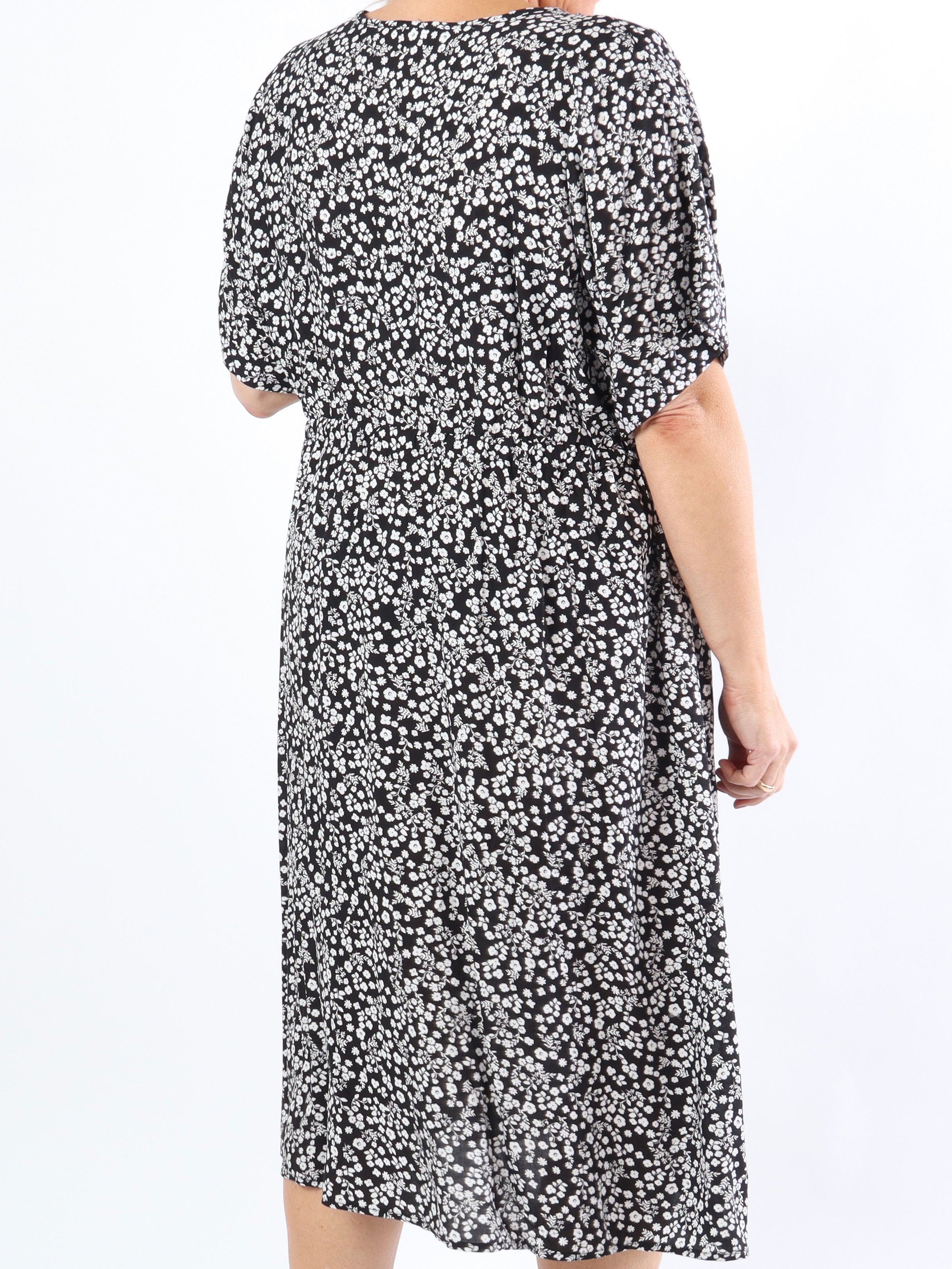 Alicia - Söt klänning i plus size med litet blommigt tryck