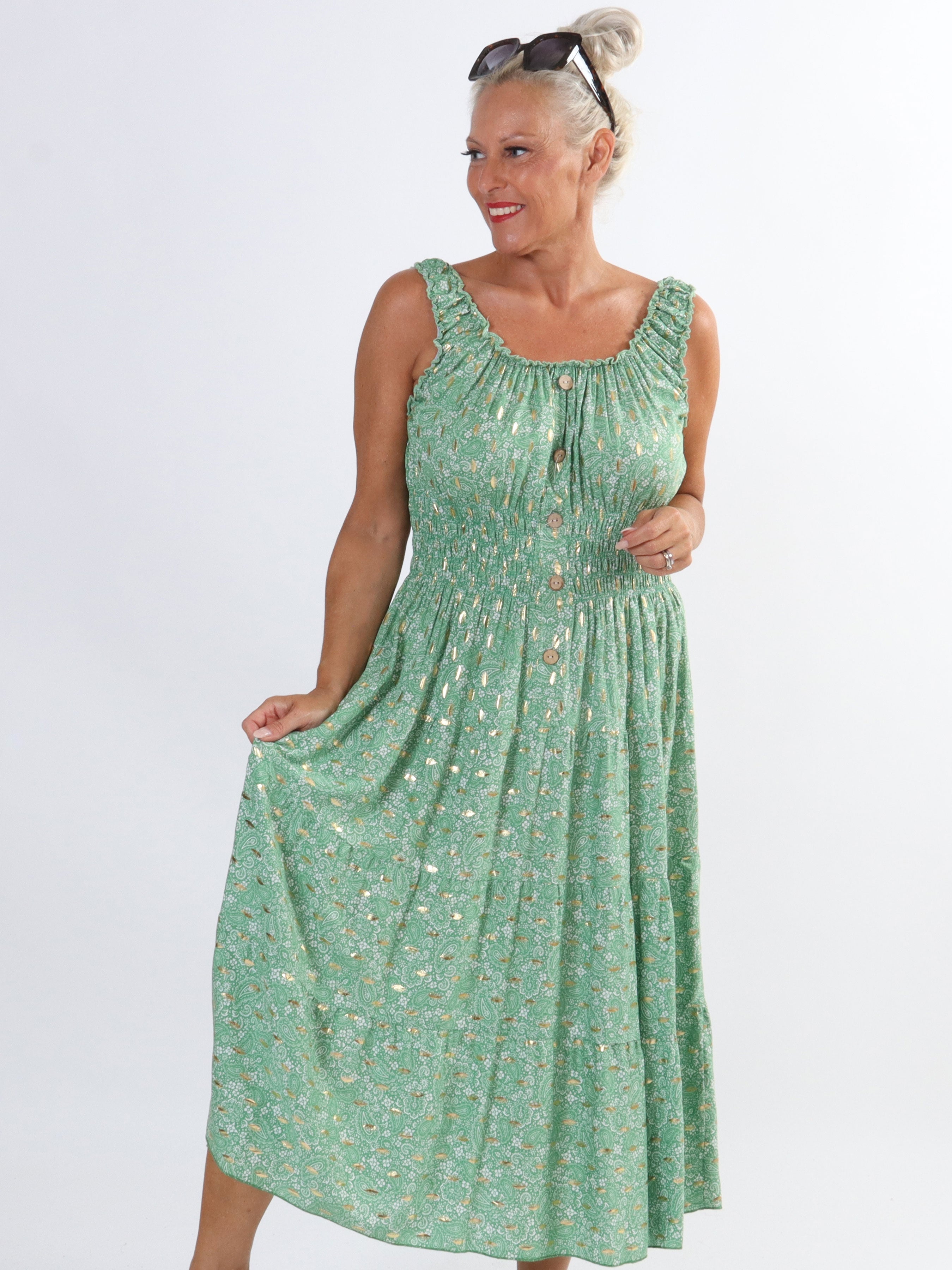 Alicia Paisley - Lång viskosklänning med band och paisleymönster i plus size