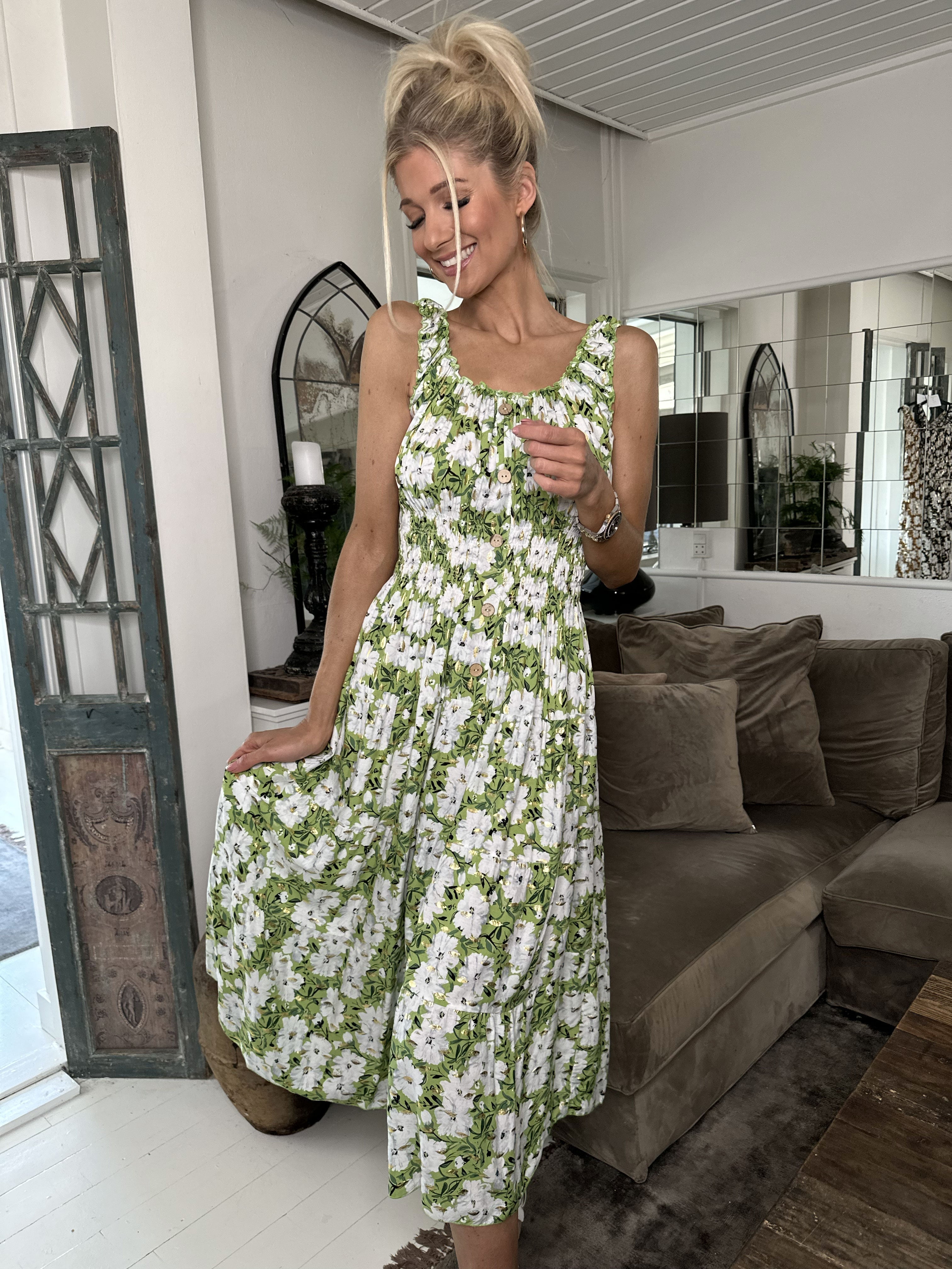 Alicia Summer Short - Söt plus size bandklänning med sommarblommor - Black