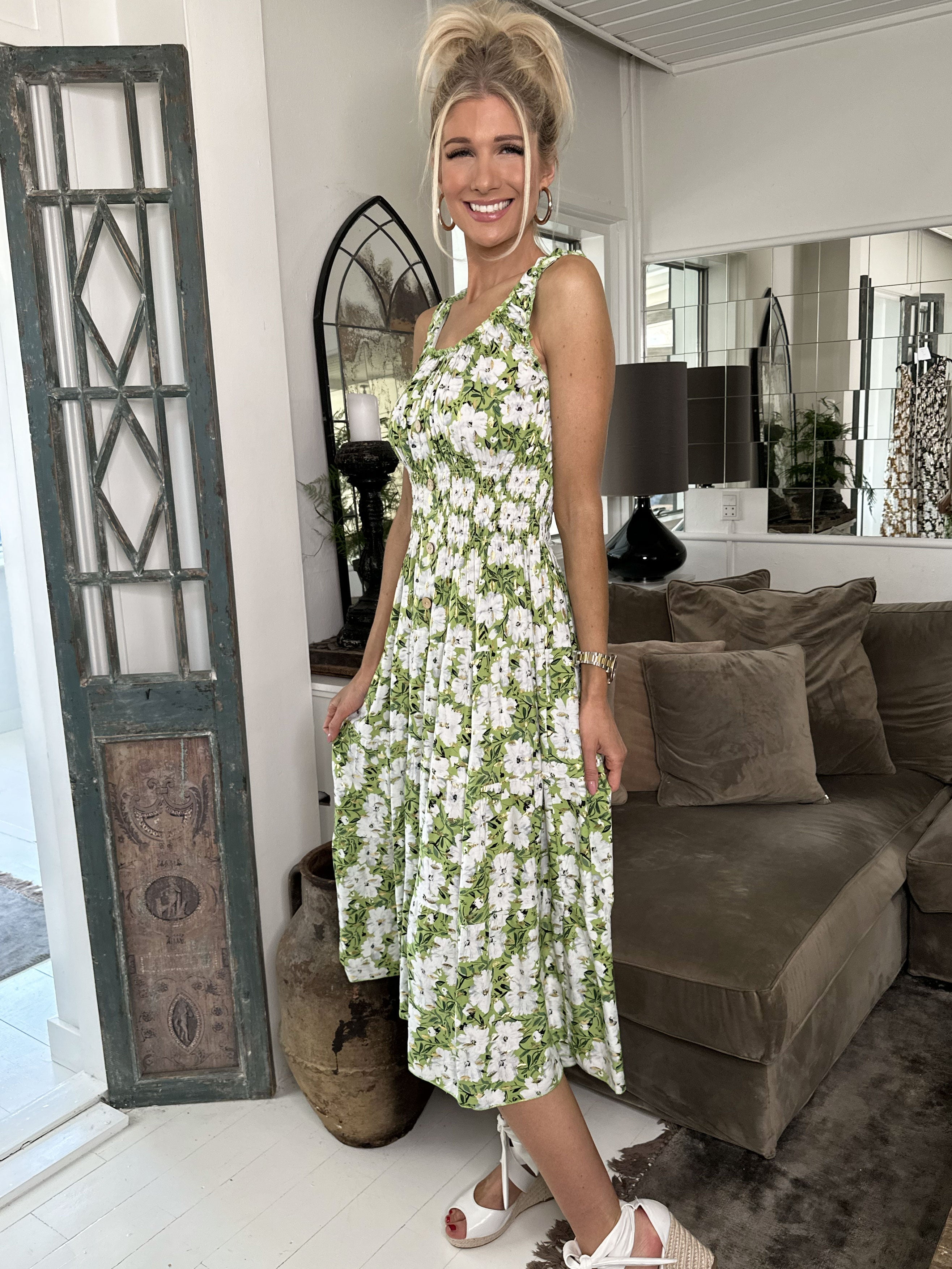 Alicia Summer Short - Söt plus size bandklänning med sommarblommor - Green