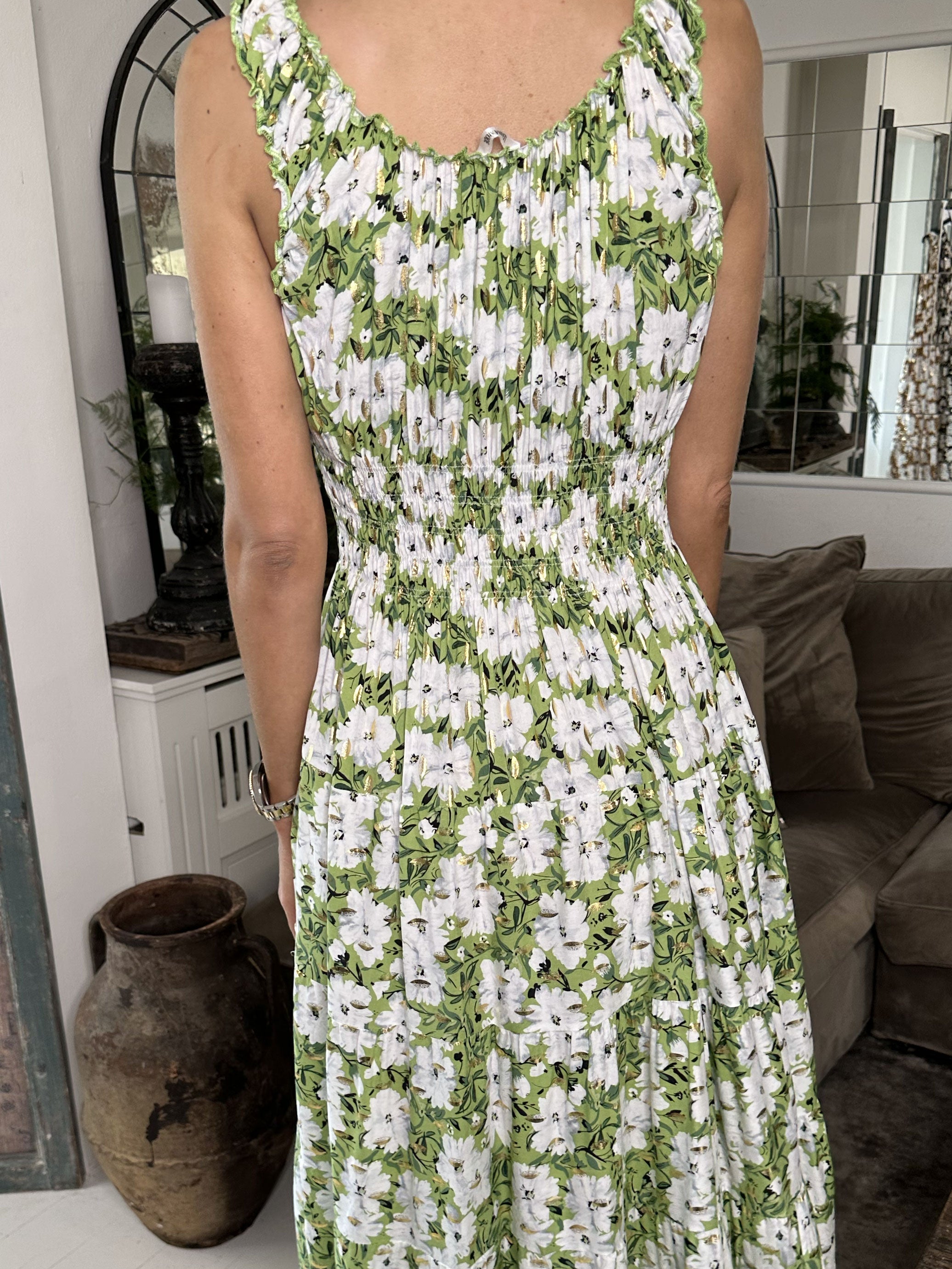 Alicia Summer Short - Söt plus size bandklänning med sommarblommor