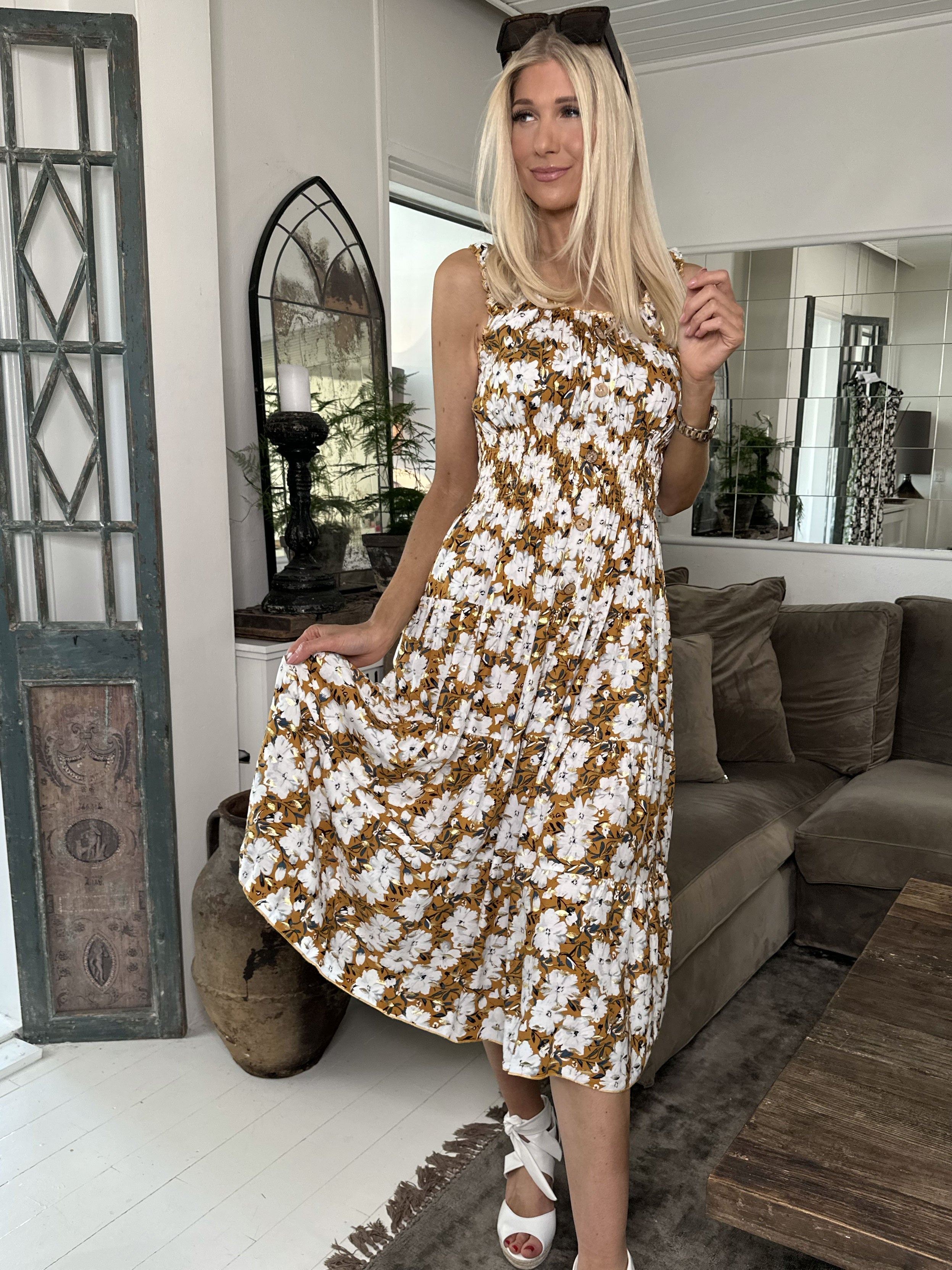 Alicia Summer Short - Söt plus size bandklänning med sommarblommor