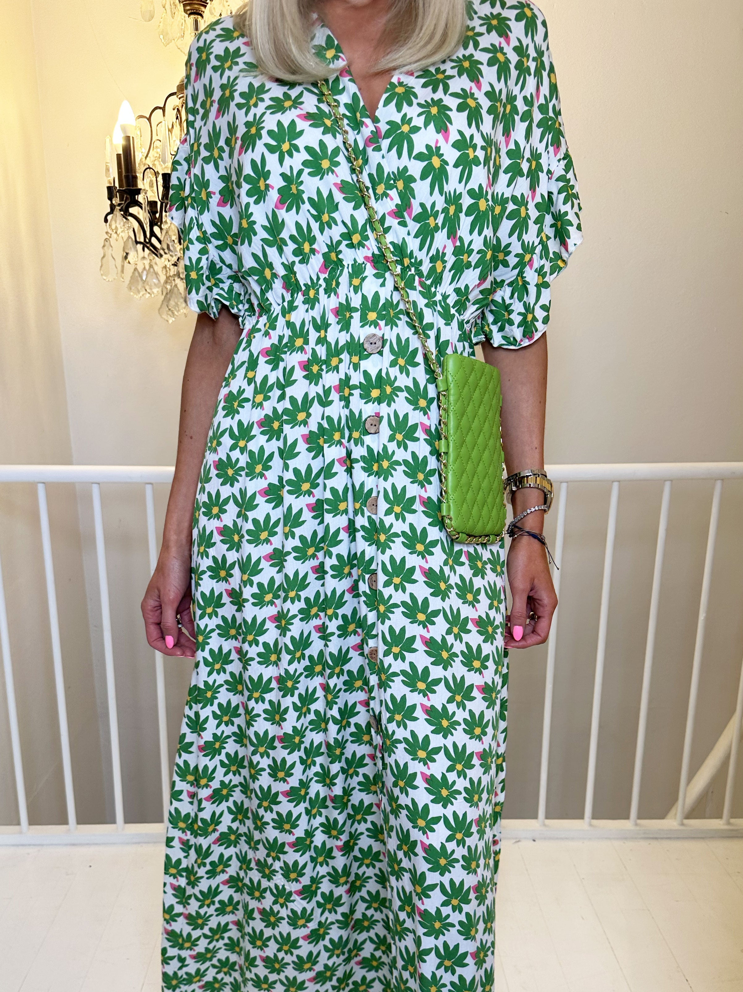 Alina Daisy - Söt sommarklänning med blommigt mönster och träknappar