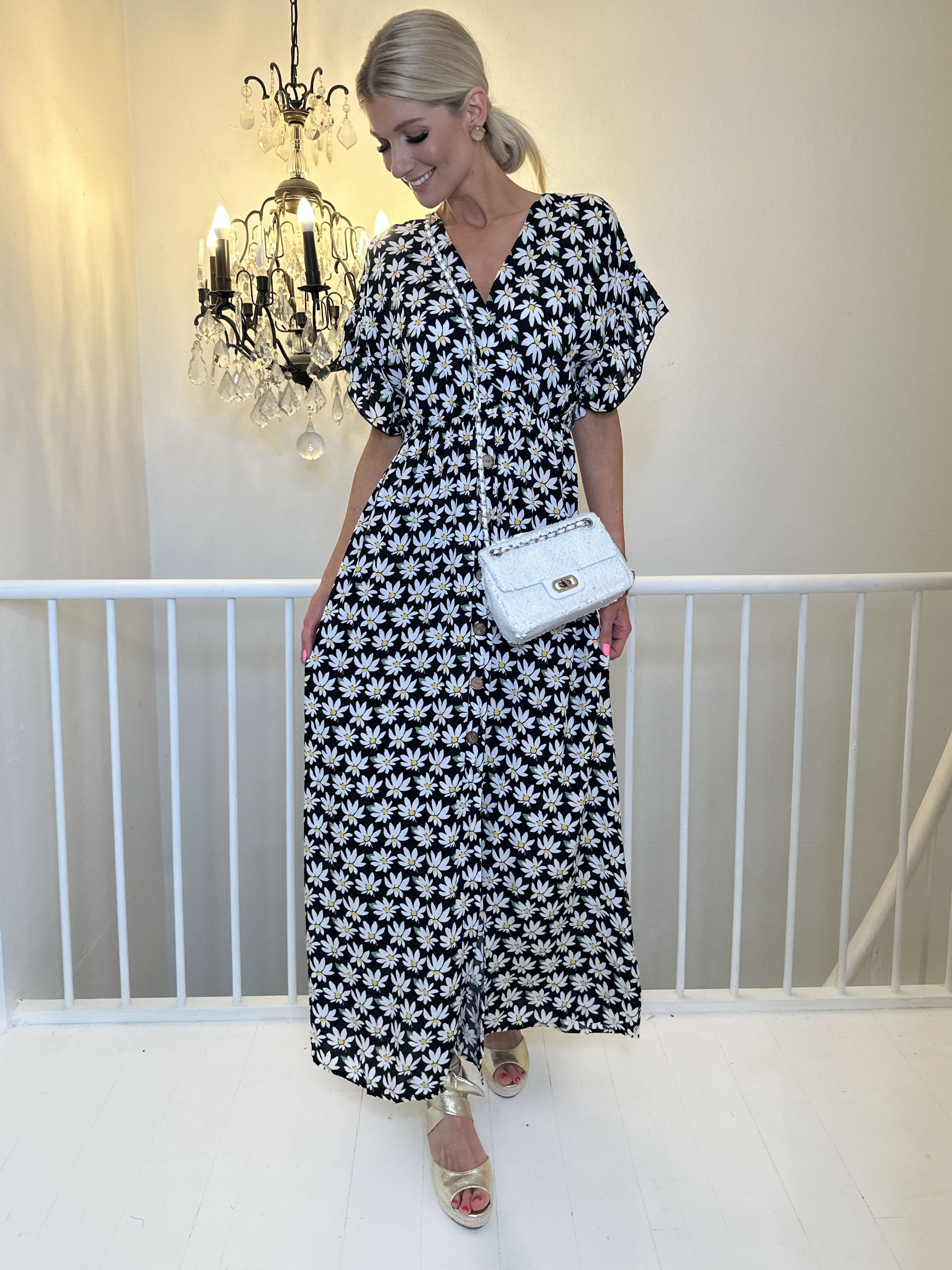 Alina Daisy - Söt sommarklänning med blommigt mönster och träknappar