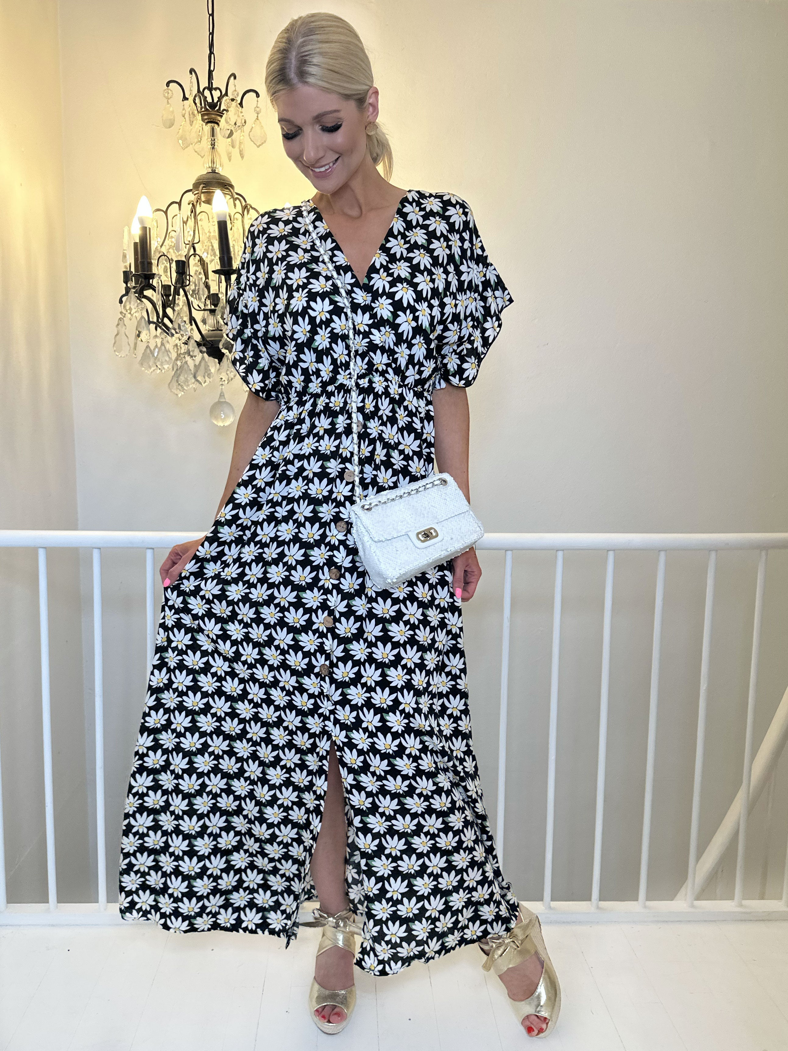 Alina Daisy - Söt sommarklänning med blommigt mönster och träknappar