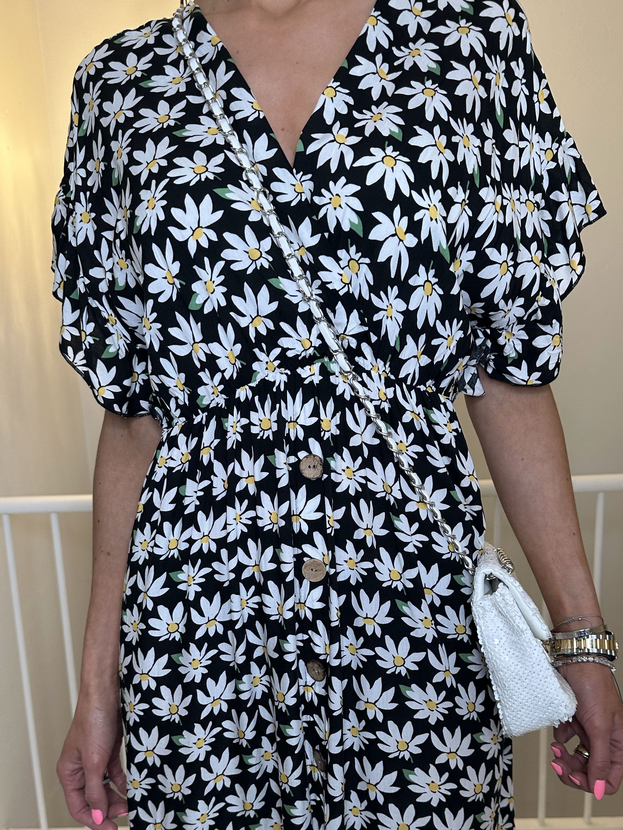 Alina Daisy - Söt sommarklänning med blommigt mönster och träknappar