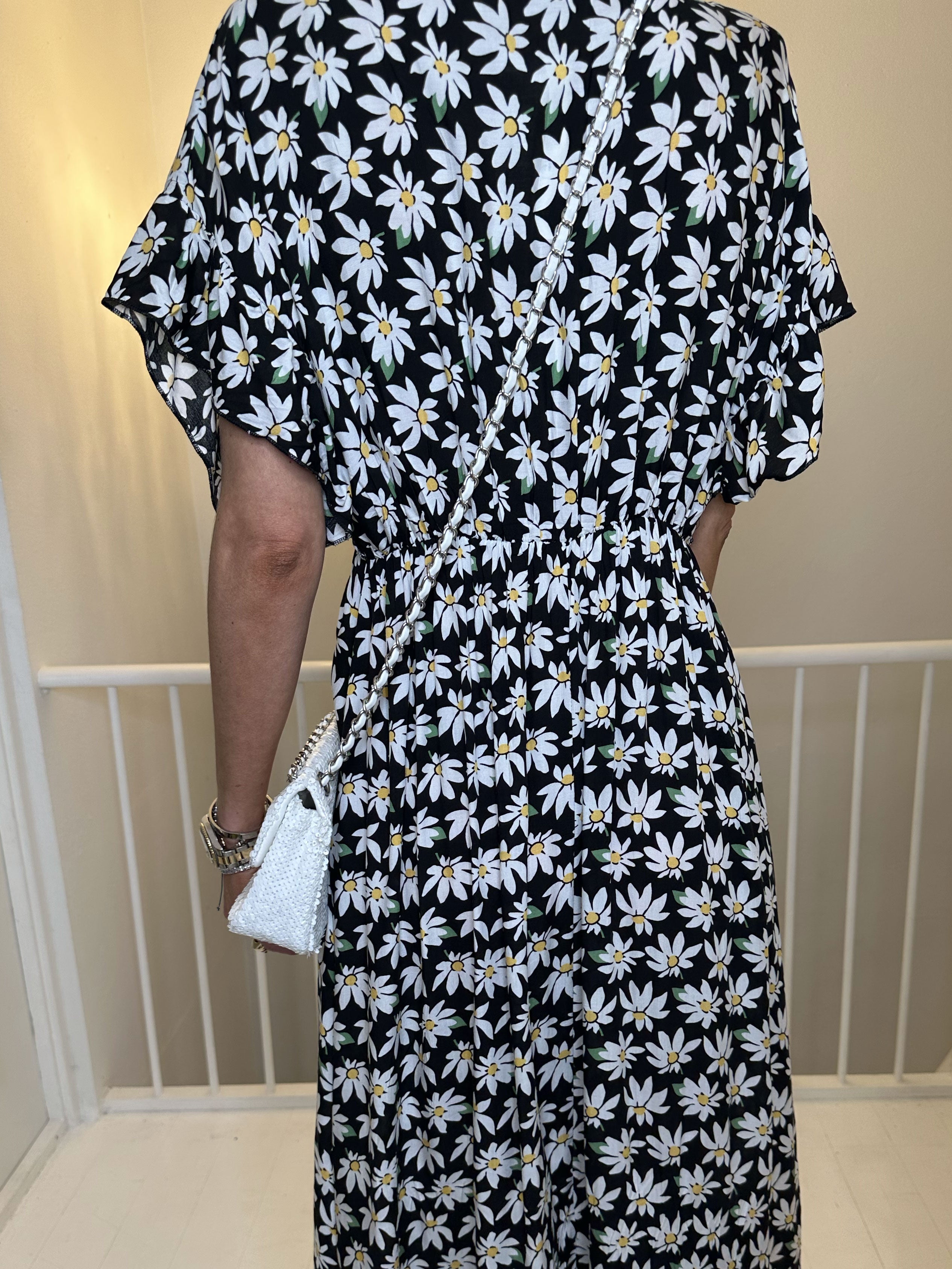 Alina Daisy - Söt sommarklänning med blommigt mönster och träknappar