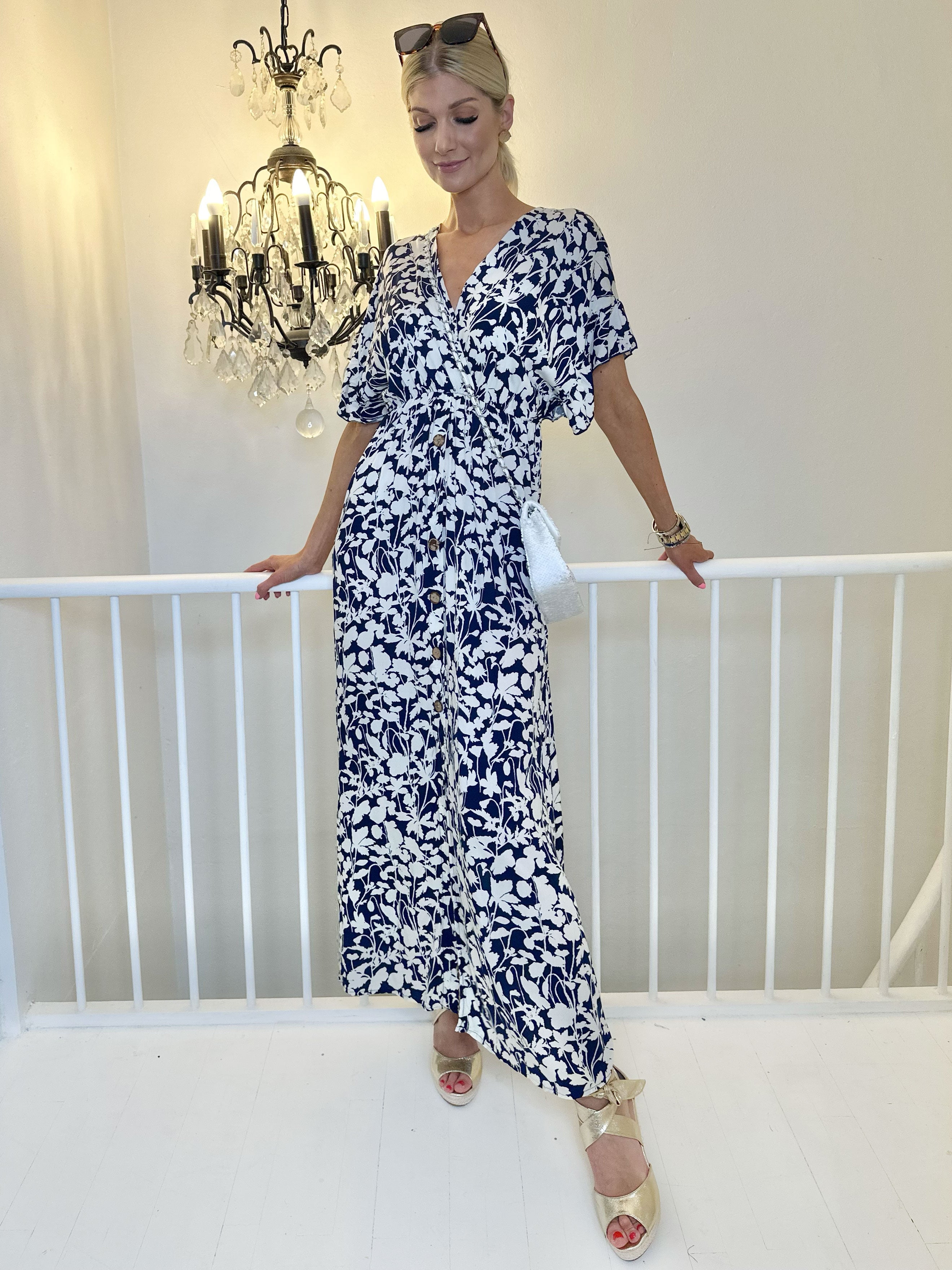 Alina Flower - Sommarklänning med blommönster och träknappar