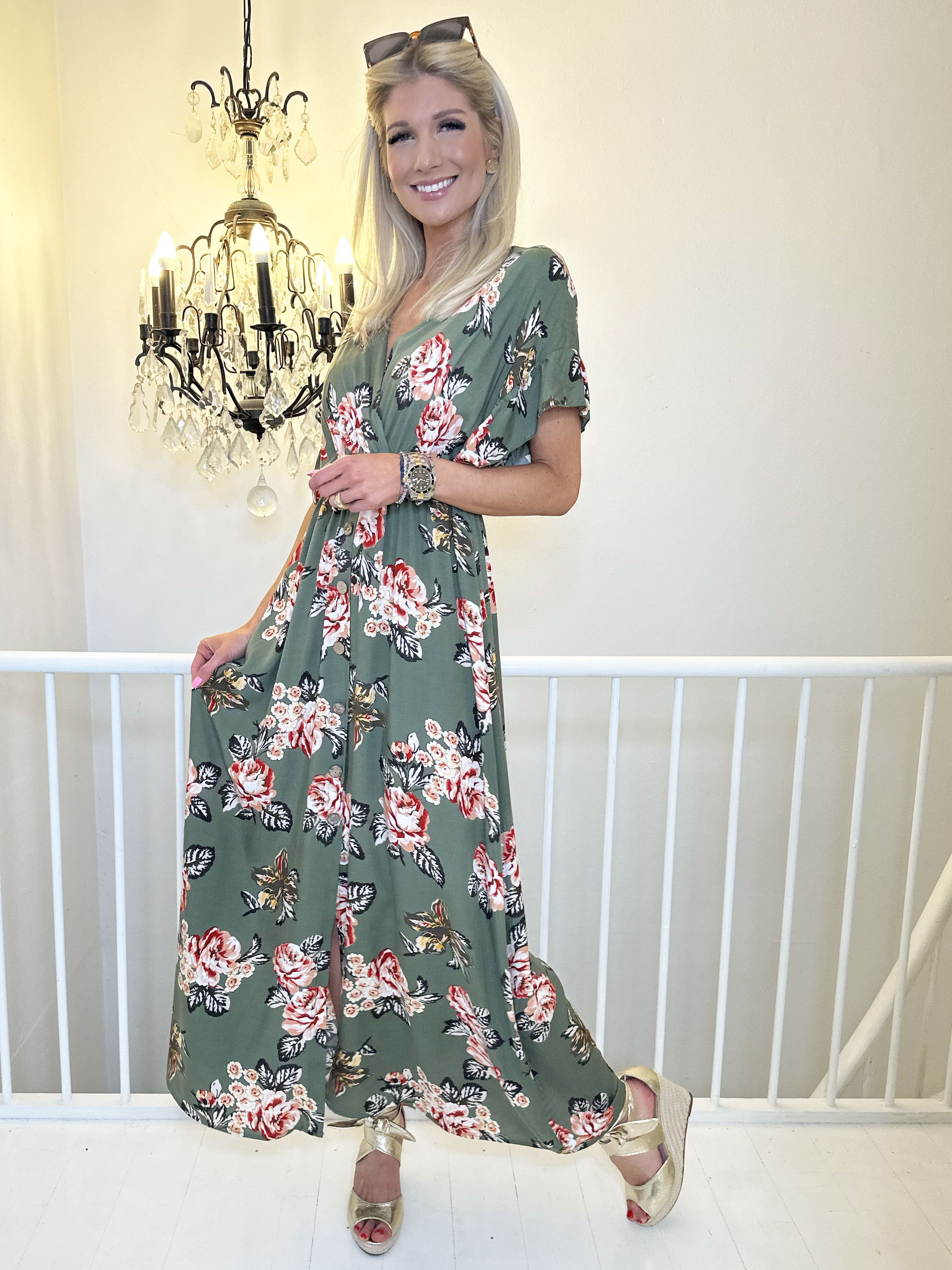 Alina Rose - Lång sommarklänning i blommigt tryck med träknappar