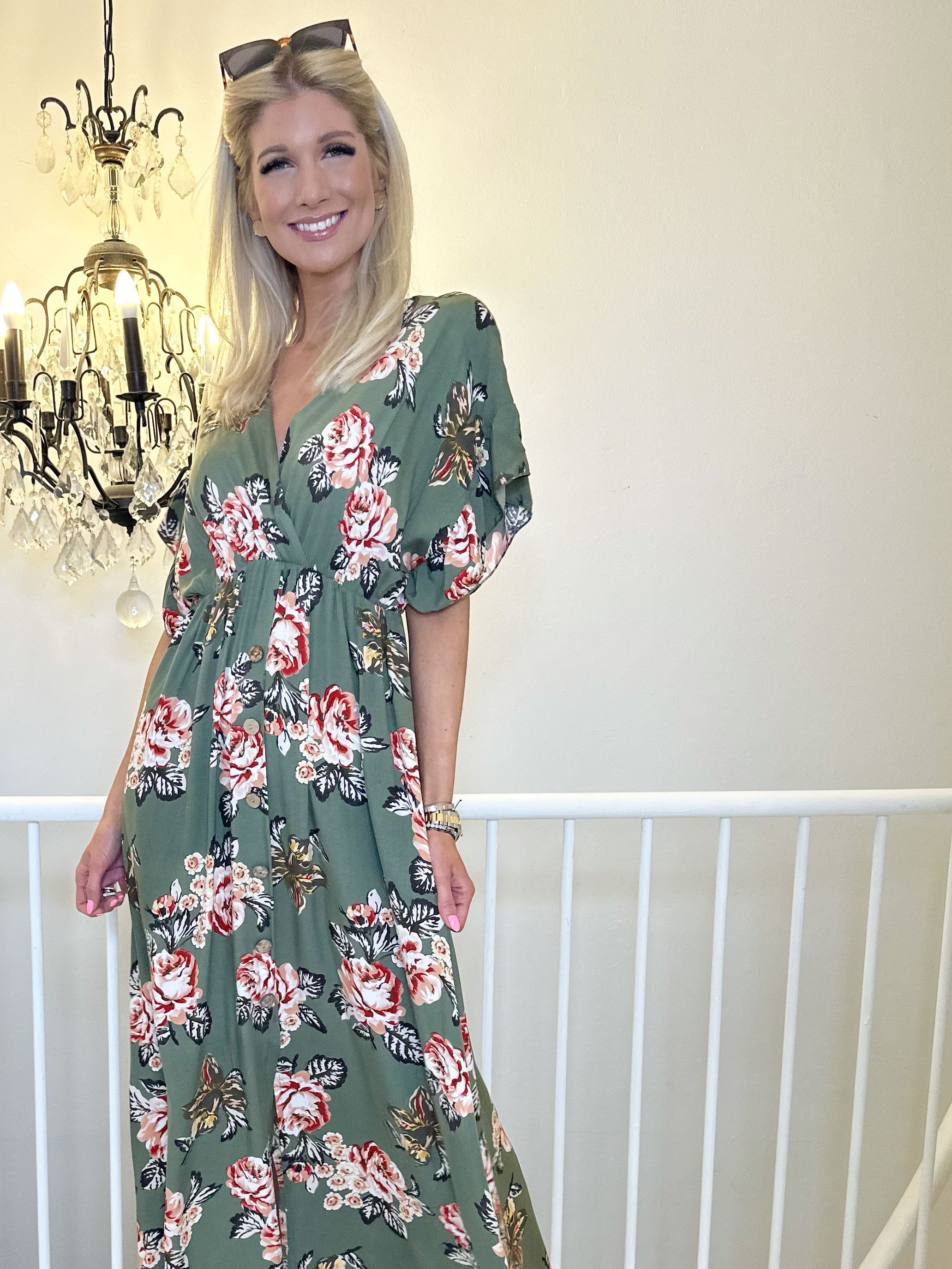 Alina Rose - Lång sommarklänning i blommigt tryck med träknappar