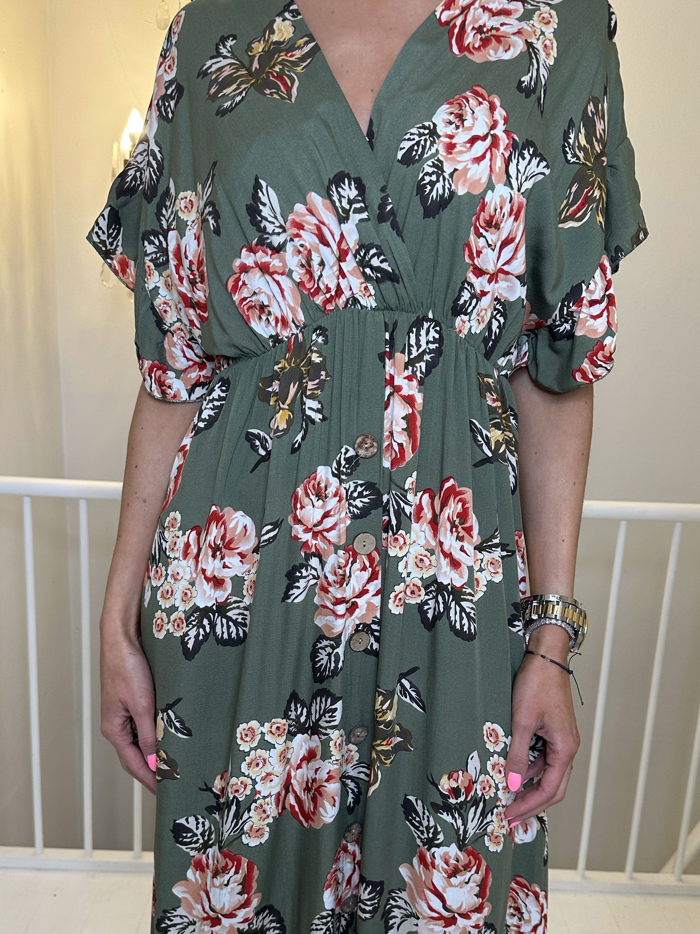 Alina Rose - Lång sommarklänning i blommigt tryck med träknappar