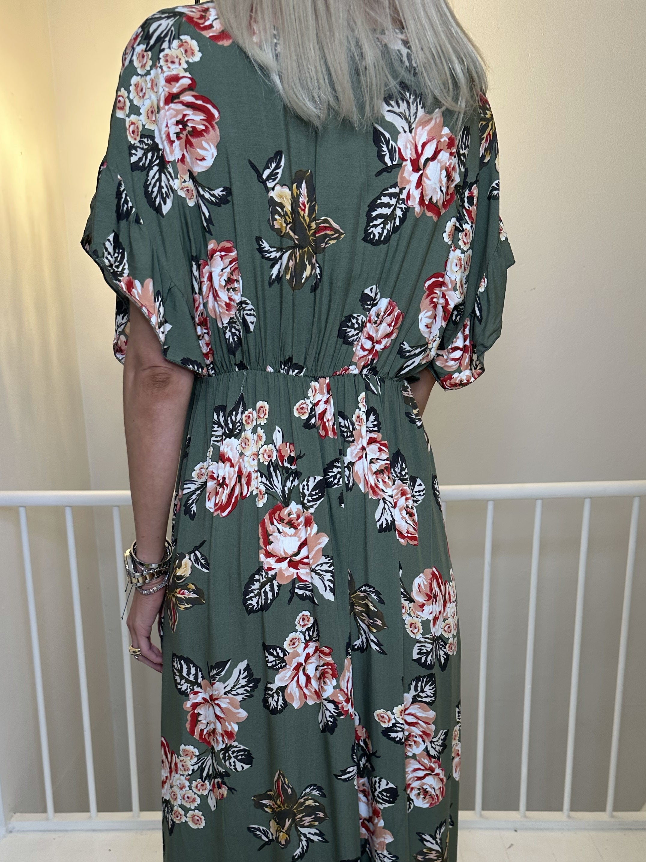 Alina Rose - Lång sommarklänning i blommigt tryck med träknappar