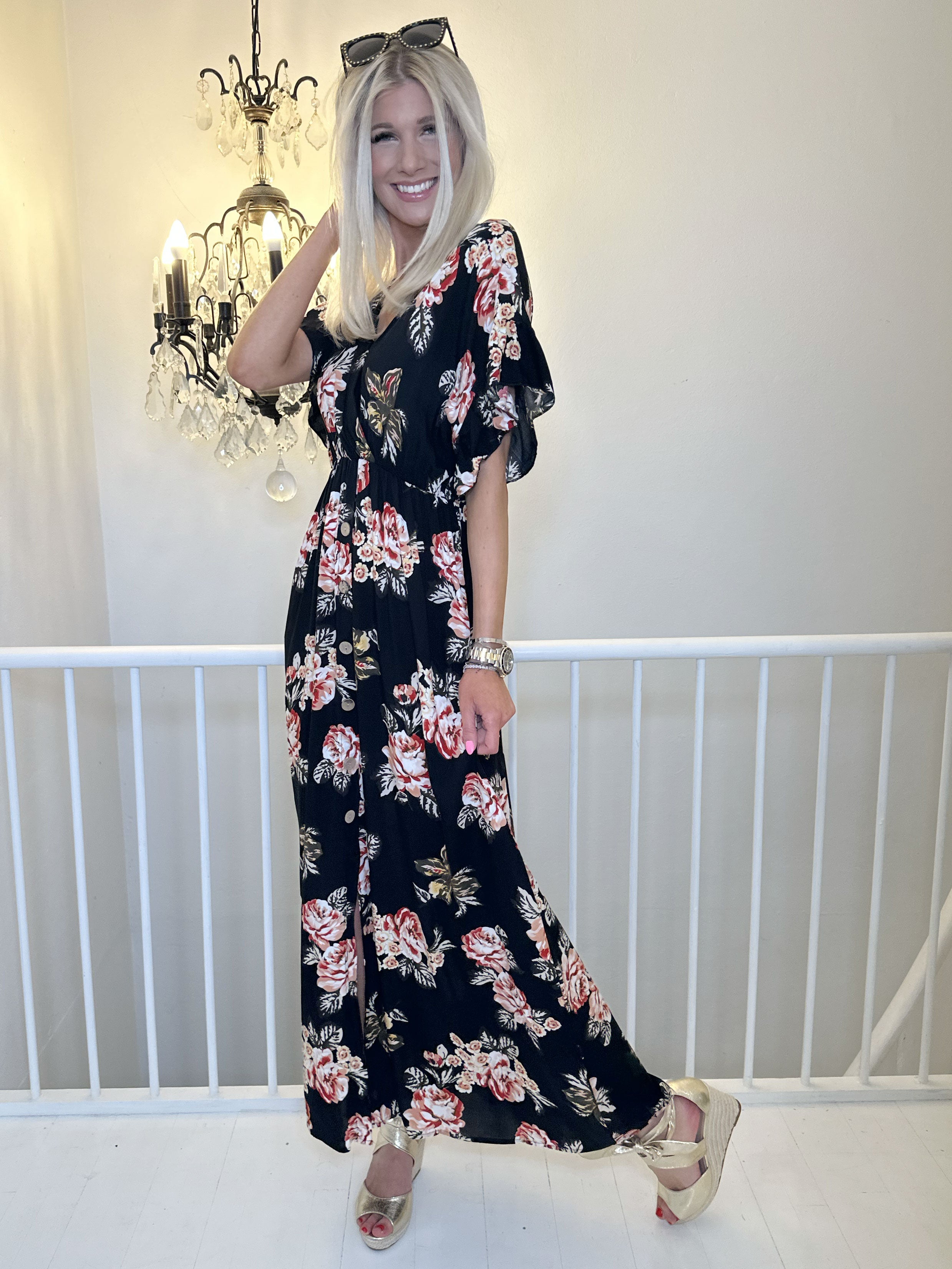 Alina Rose - Lång sommarklänning i blommigt tryck med träknappar