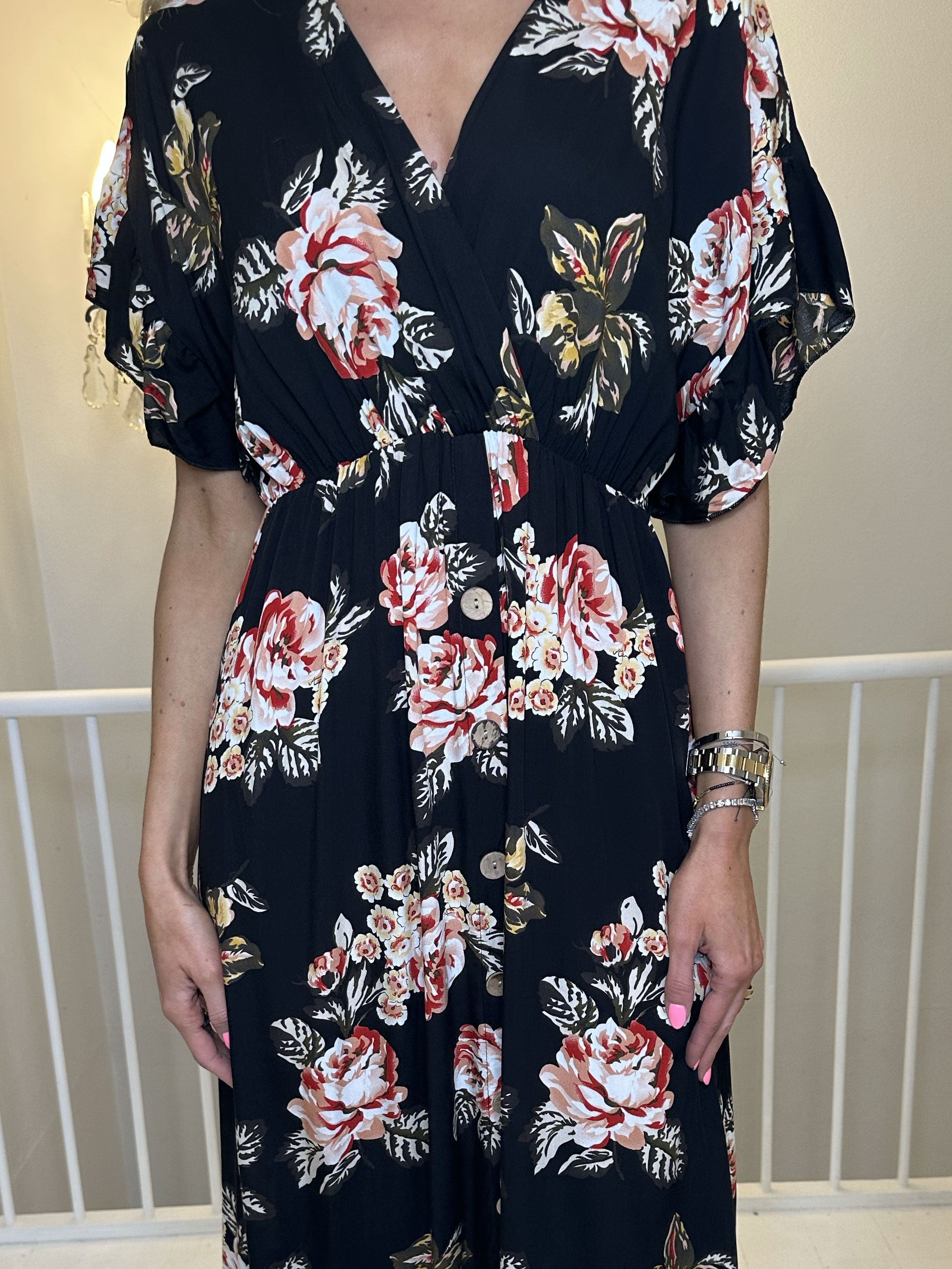 Alina Rose - Lång sommarklänning i blommigt tryck med träknappar