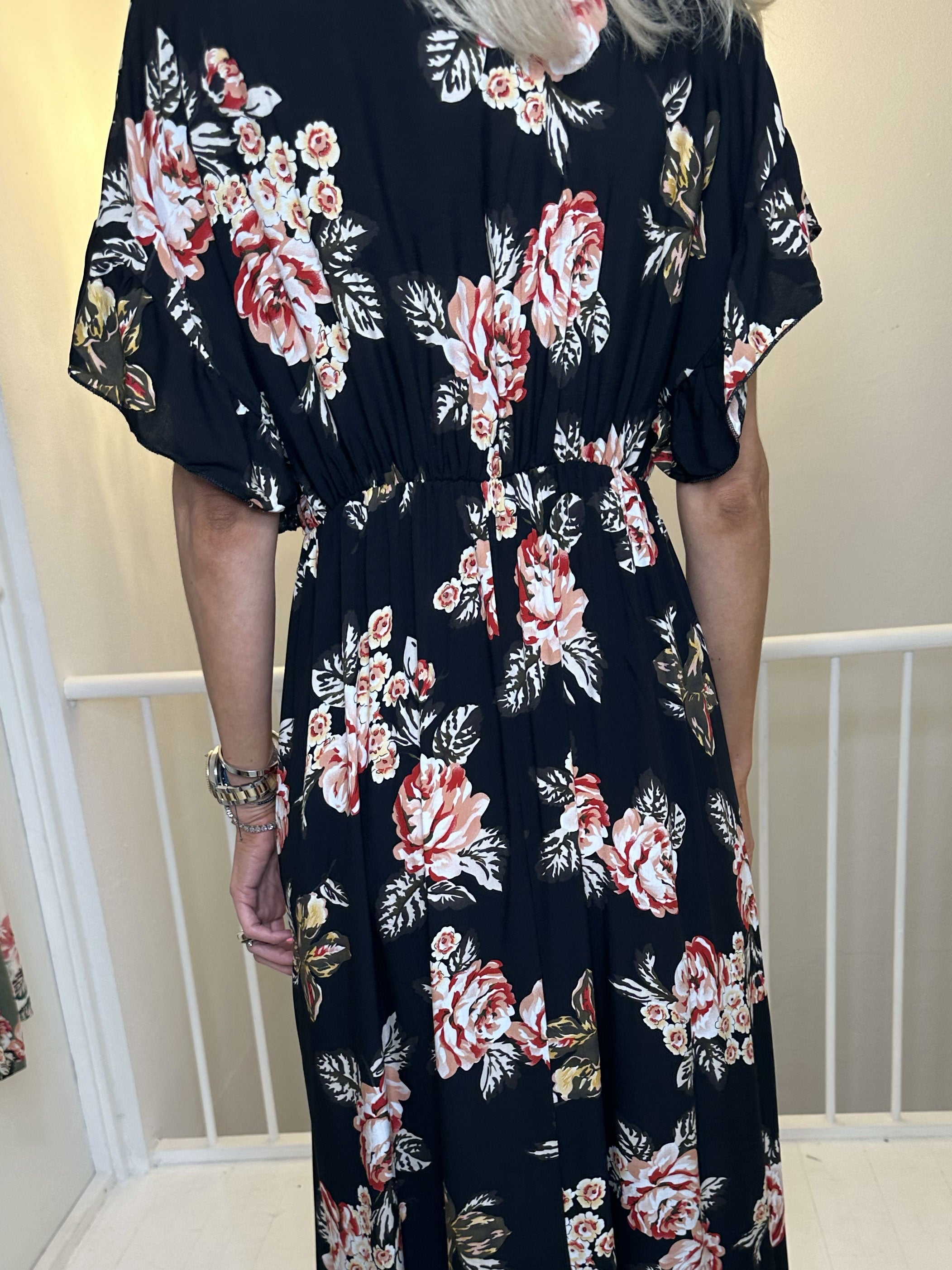 Alina Rose - Lång sommarklänning i blommigt tryck med träknappar