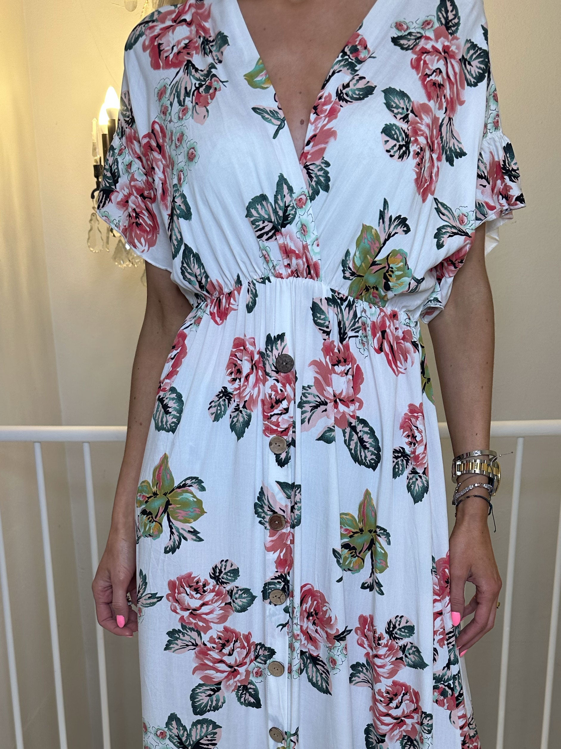 Alina Rose - Lång sommarklänning i blommigt tryck med träknappar