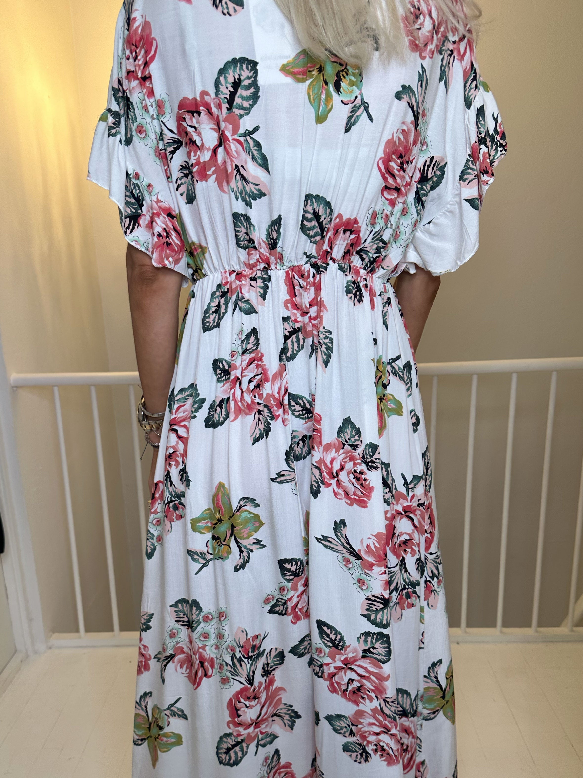 Alina Rose - Lång sommarklänning i blommigt tryck med träknappar