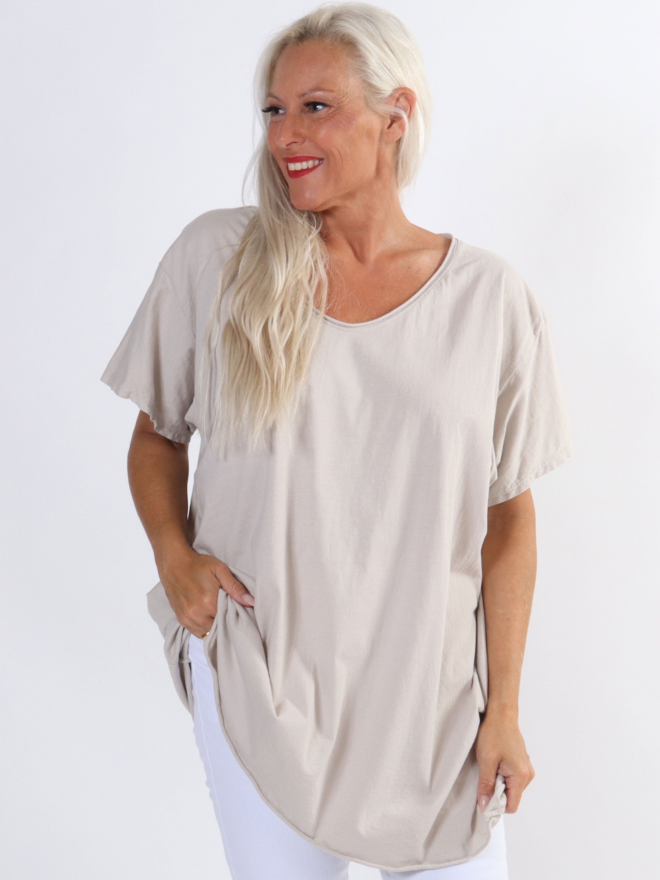 Alison - Bomulls t-shirt med v-ringning i plusstorlek - Black