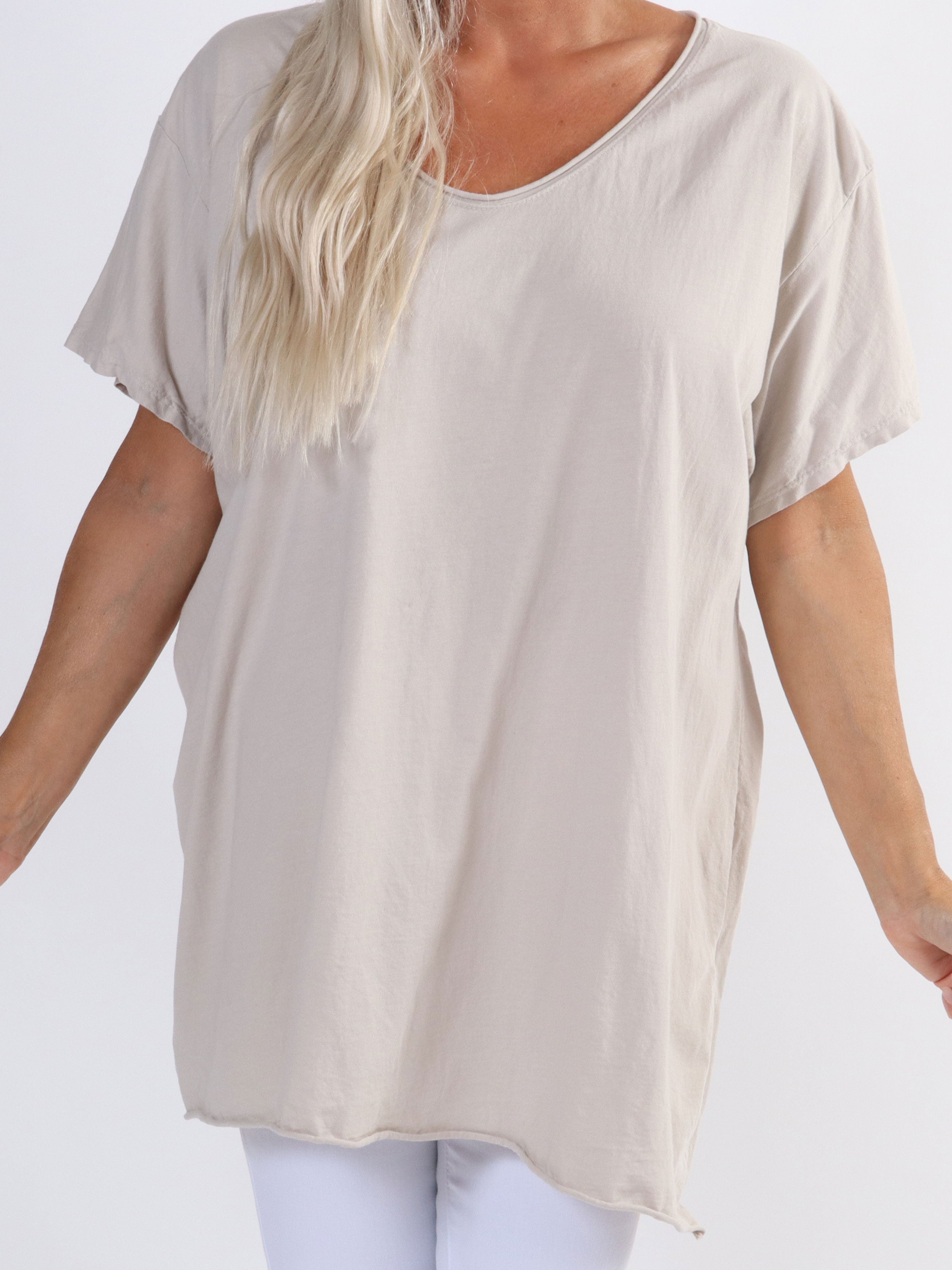 Alison - Bomulls t-shirt med v-ringning i plusstorlek - Beige